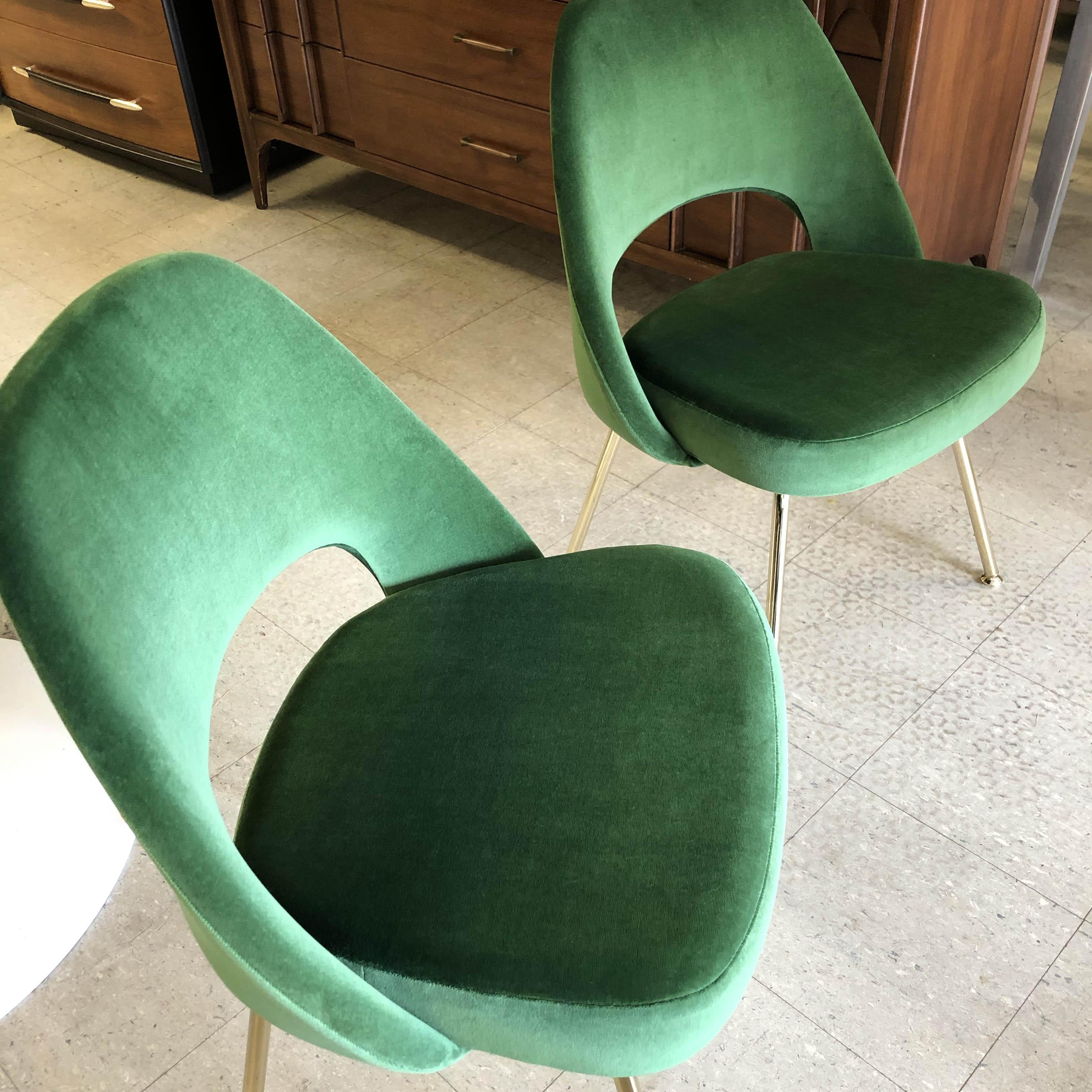 Plaqué Saarinen fauteuils de direction sans accoudoirs en velours émeraude, édition dorée, lot de 6 en vente
