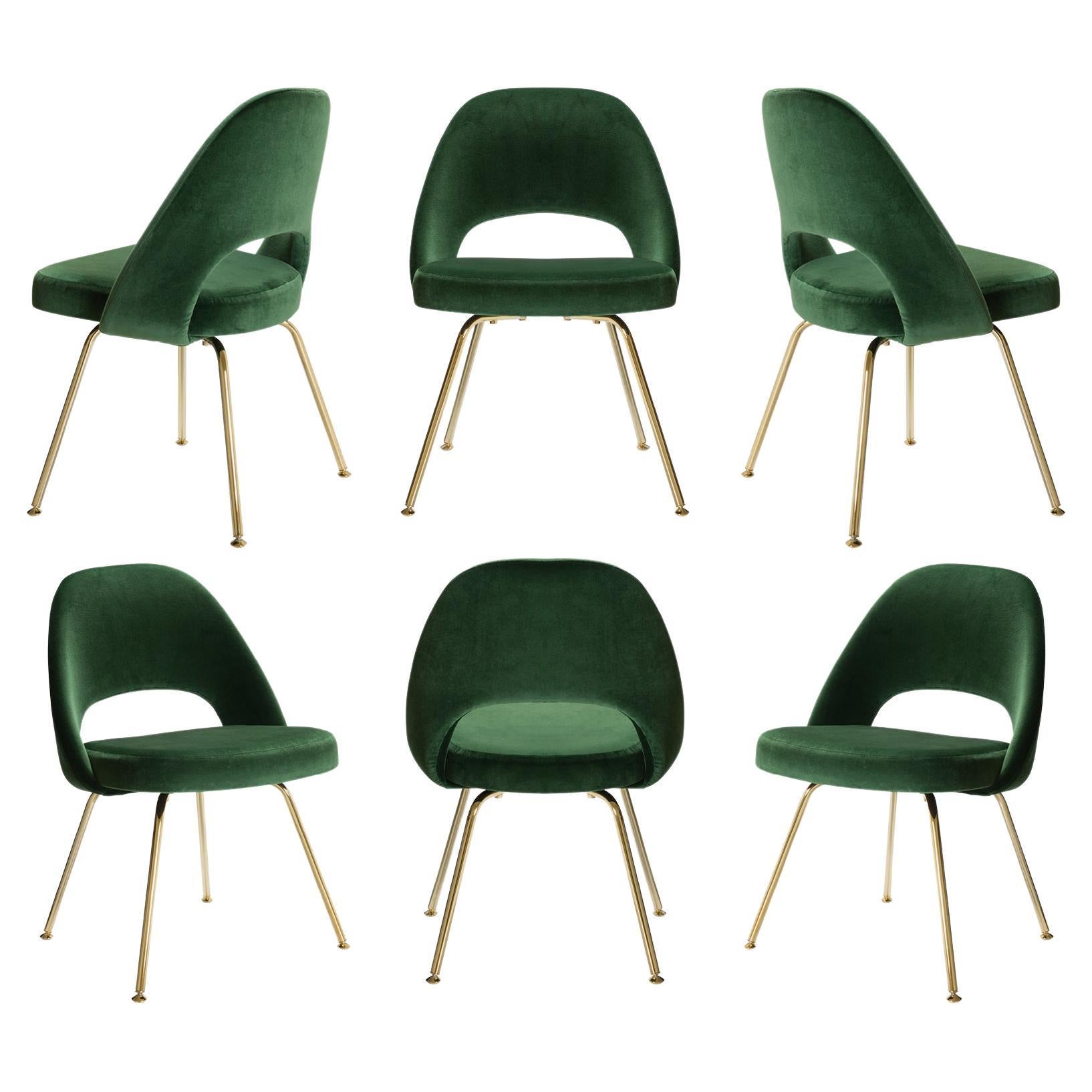 Saarinen fauteuils de direction sans accoudoirs en velours émeraude, édition dorée, lot de 6 en vente