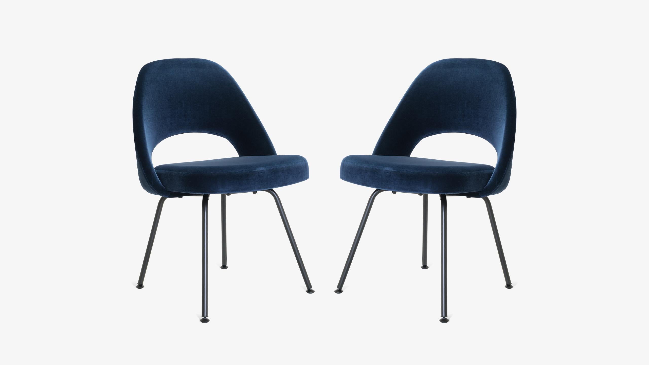 Depuis des années, nous restaurons des fauteuils Saarinen dans tous les tissus possibles et imaginables, dans notre propre atelier. Des artisans qualifiés redonnent vie à chaque chaise pour qu'elle vive pour les générations à venir. Aujourd'hui,