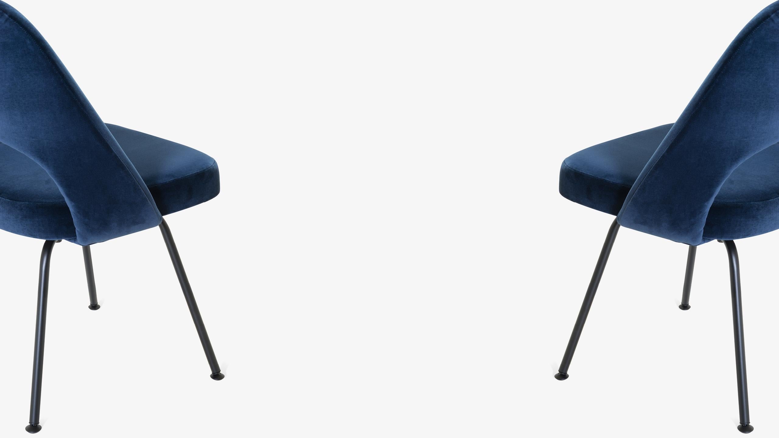 Saarinen fauteuils de direction sans accoudoirs en velours bleu marine, mat obsidienne Excellent état - En vente à Wilton, CT