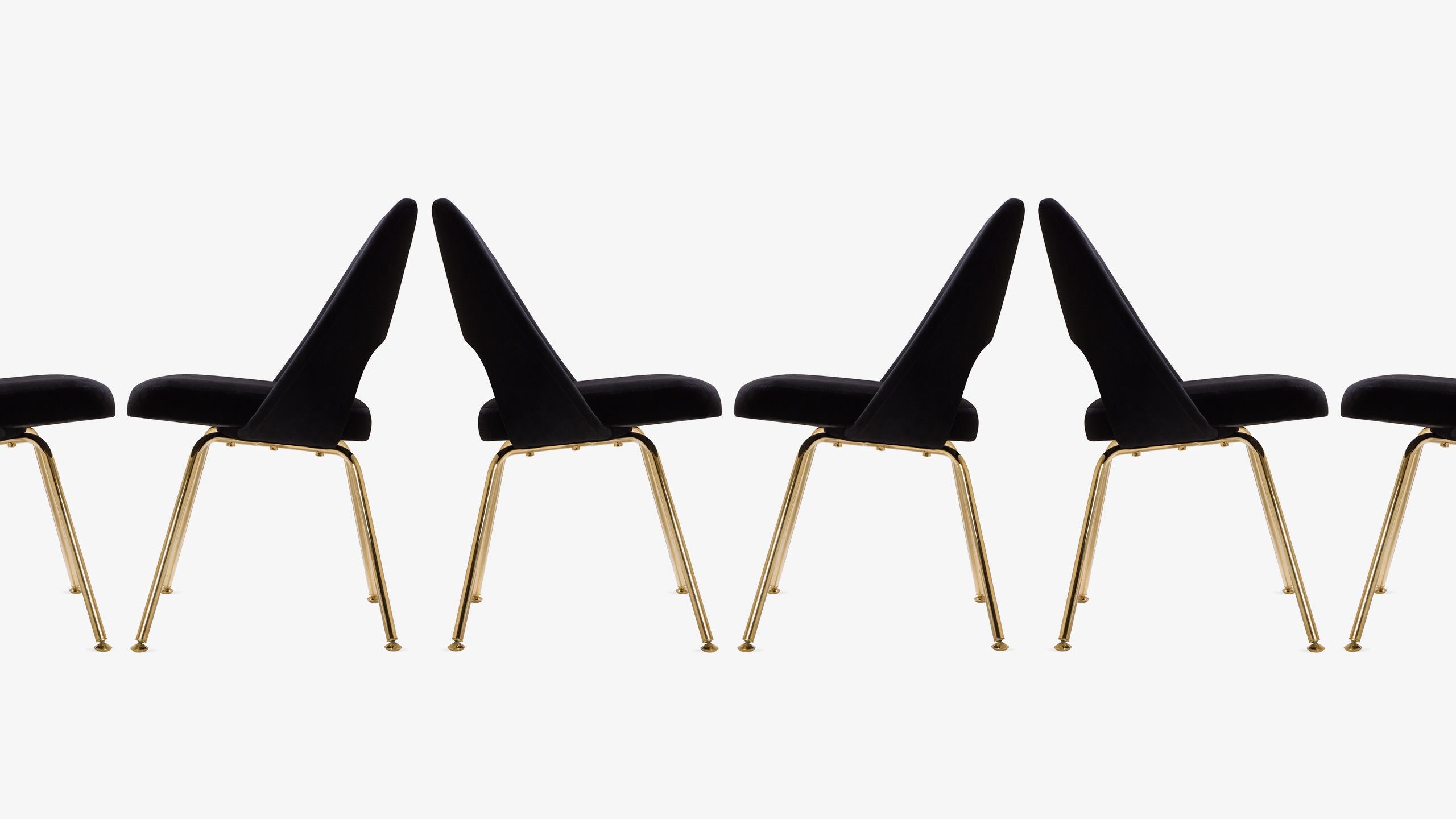 Saarinen fauteuils de direction sans accoudoirs en velours noir, édition dorée, lot de 6 Excellent état - En vente à Wilton, CT