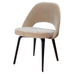 Saarinen Chefsessel ohne Armlehne aus Sandmohair, Beinen aus Ebenholz-Eiche von Knoll
