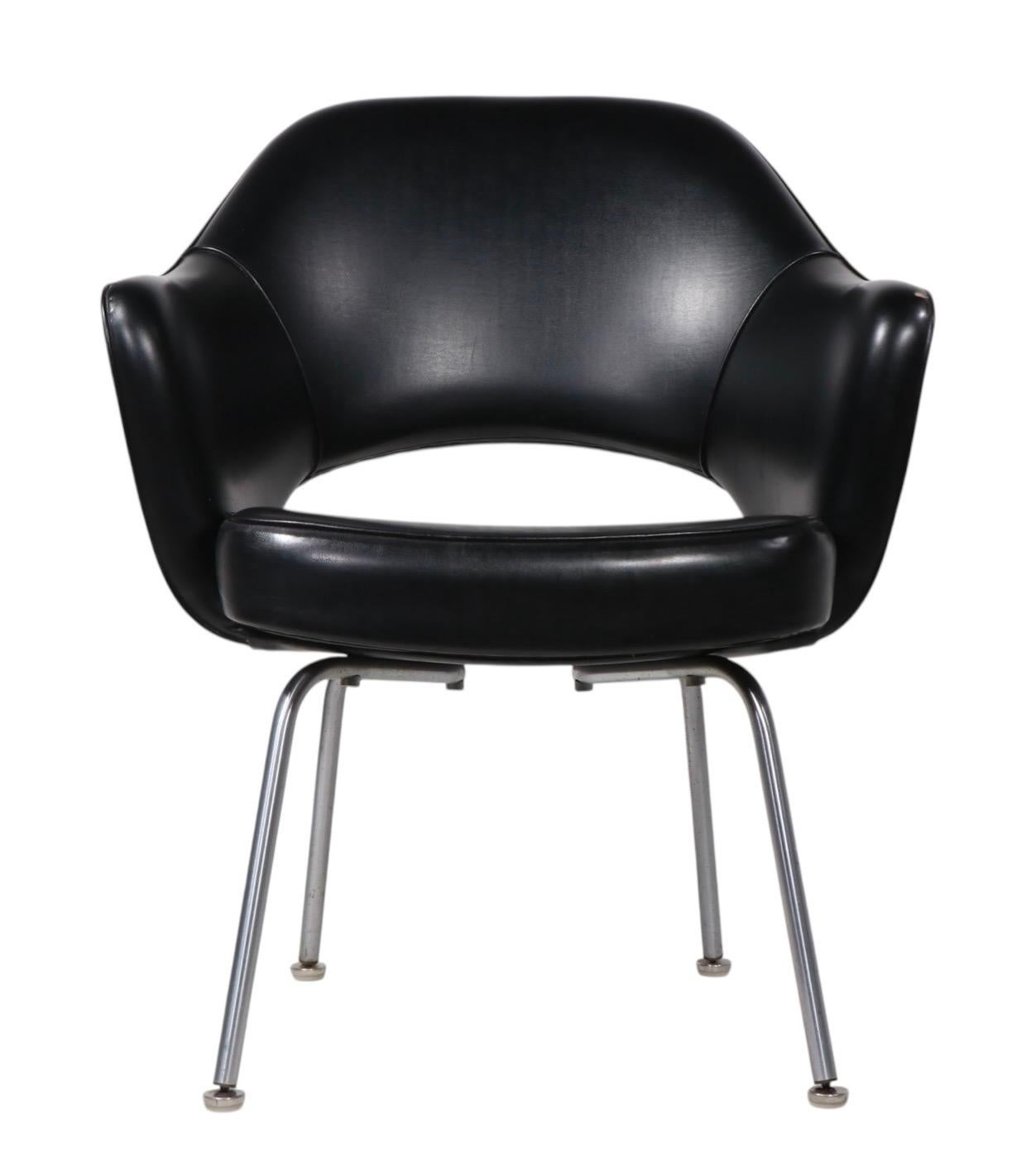 Sedia direzionale Saarinen per Knoll con rivestimento in vinile nero in vendita 3
