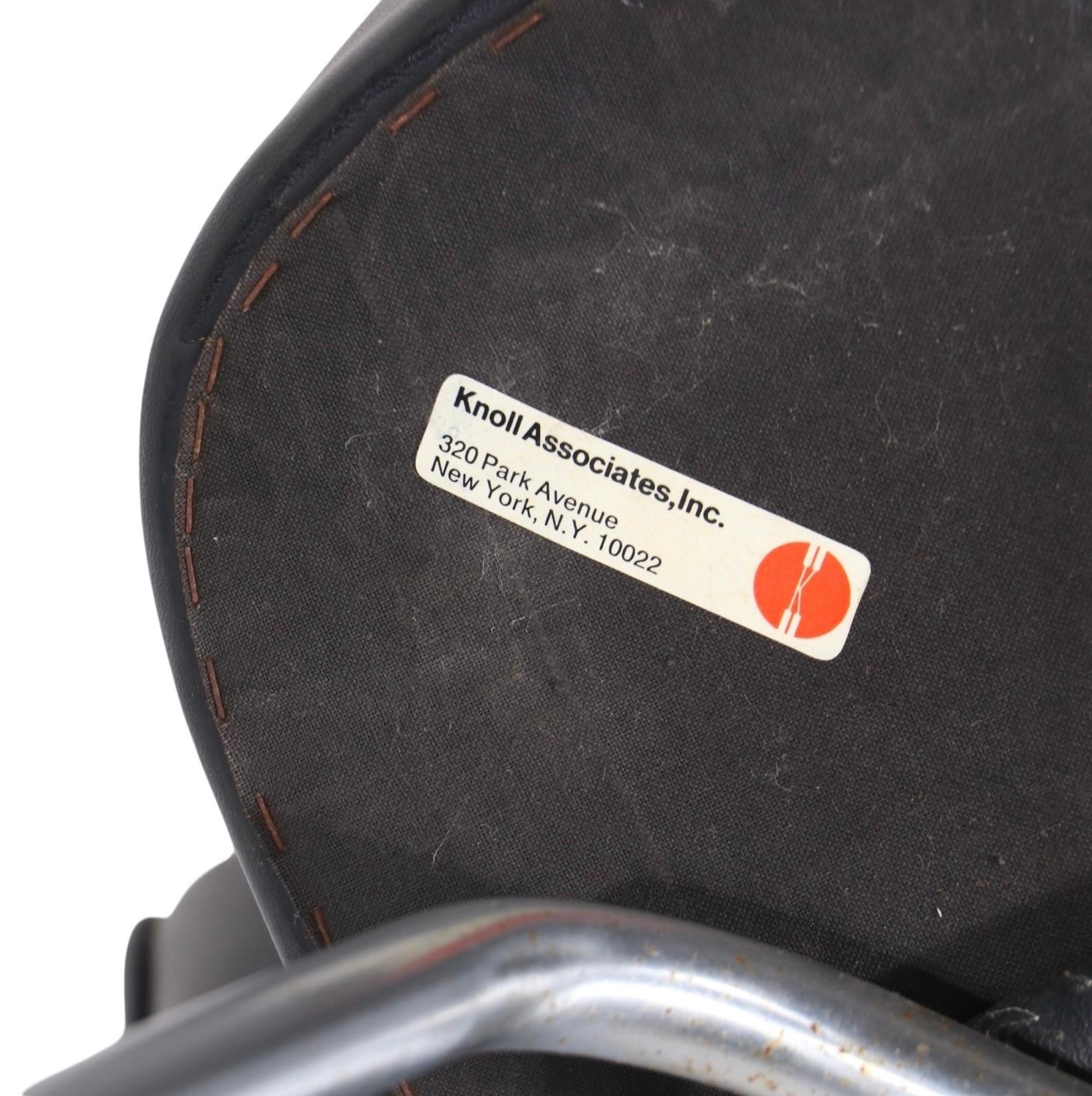 Sedia direzionale Saarinen per Knoll con rivestimento in vinile nero in vendita 5
