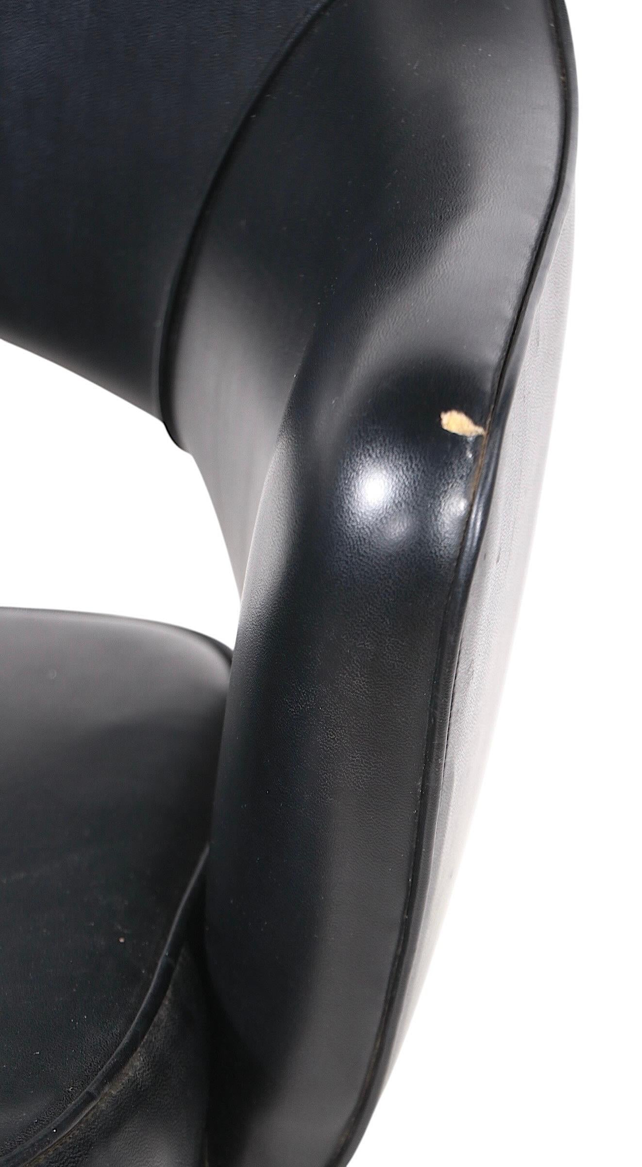 Poltrona direzionale classica del Mid Century, disegnata da Eero Saarinen per Knoll, intorno agli anni 1950/60. La sedia presenta una seduta imbottita, braccioli  e schienale, montati su gambe in acciaio. Questo esemplare è in buone condizioni,