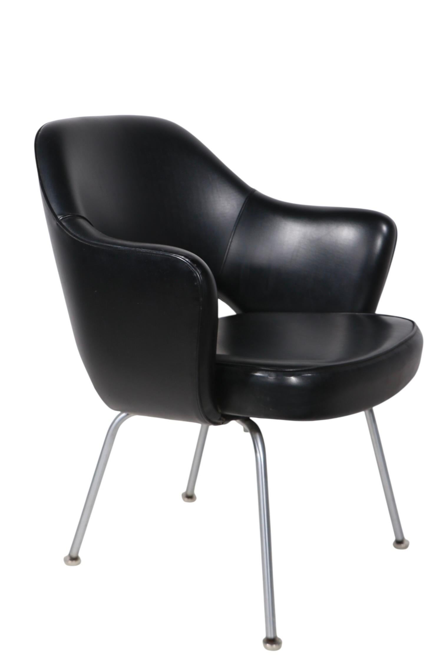 Mid-Century moderno Sedia direzionale Saarinen per Knoll con rivestimento in vinile nero in vendita