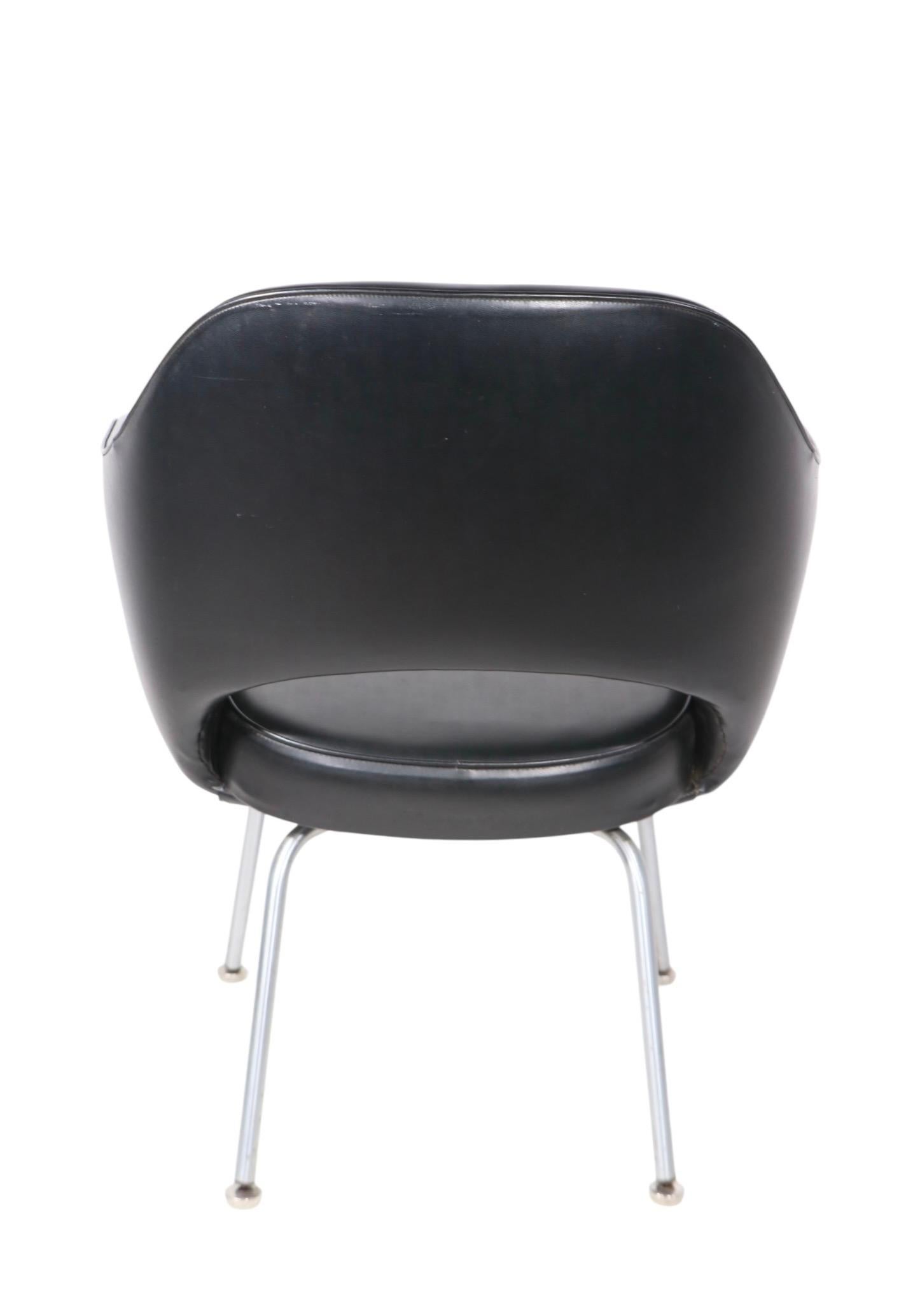Sedia direzionale Saarinen per Knoll con rivestimento in vinile nero In condizioni buone in vendita a New York, NY