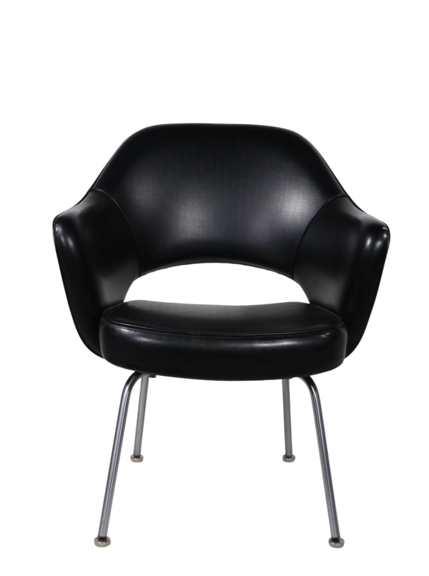 XX secolo Sedia direzionale Saarinen per Knoll con rivestimento in vinile nero in vendita