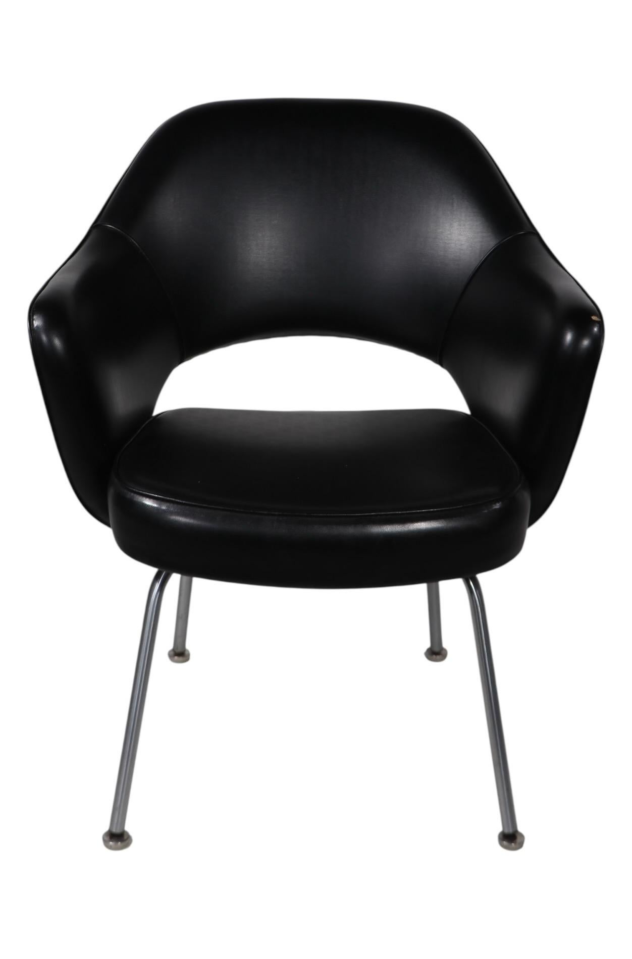 Acciaio Sedia direzionale Saarinen per Knoll con rivestimento in vinile nero in vendita
