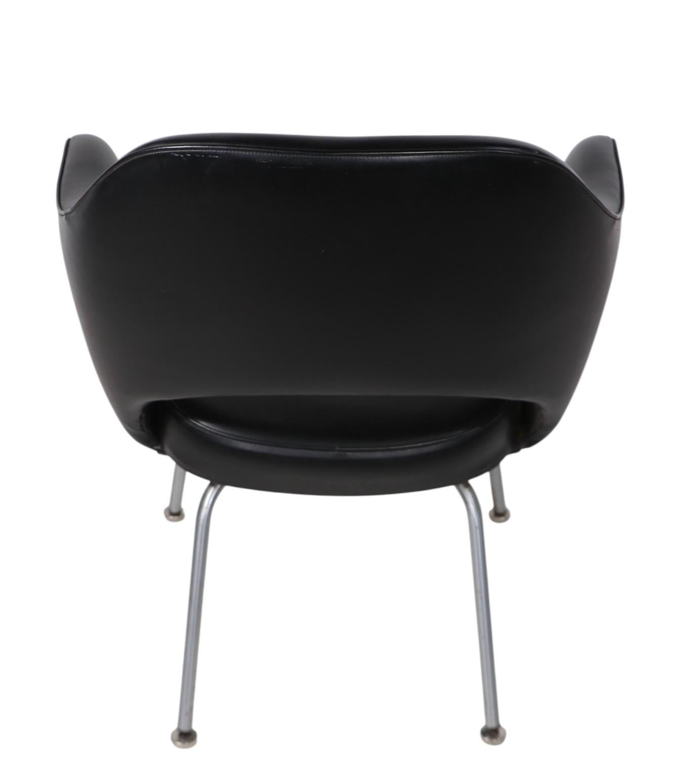 Sedia direzionale Saarinen per Knoll con rivestimento in vinile nero in vendita 1
