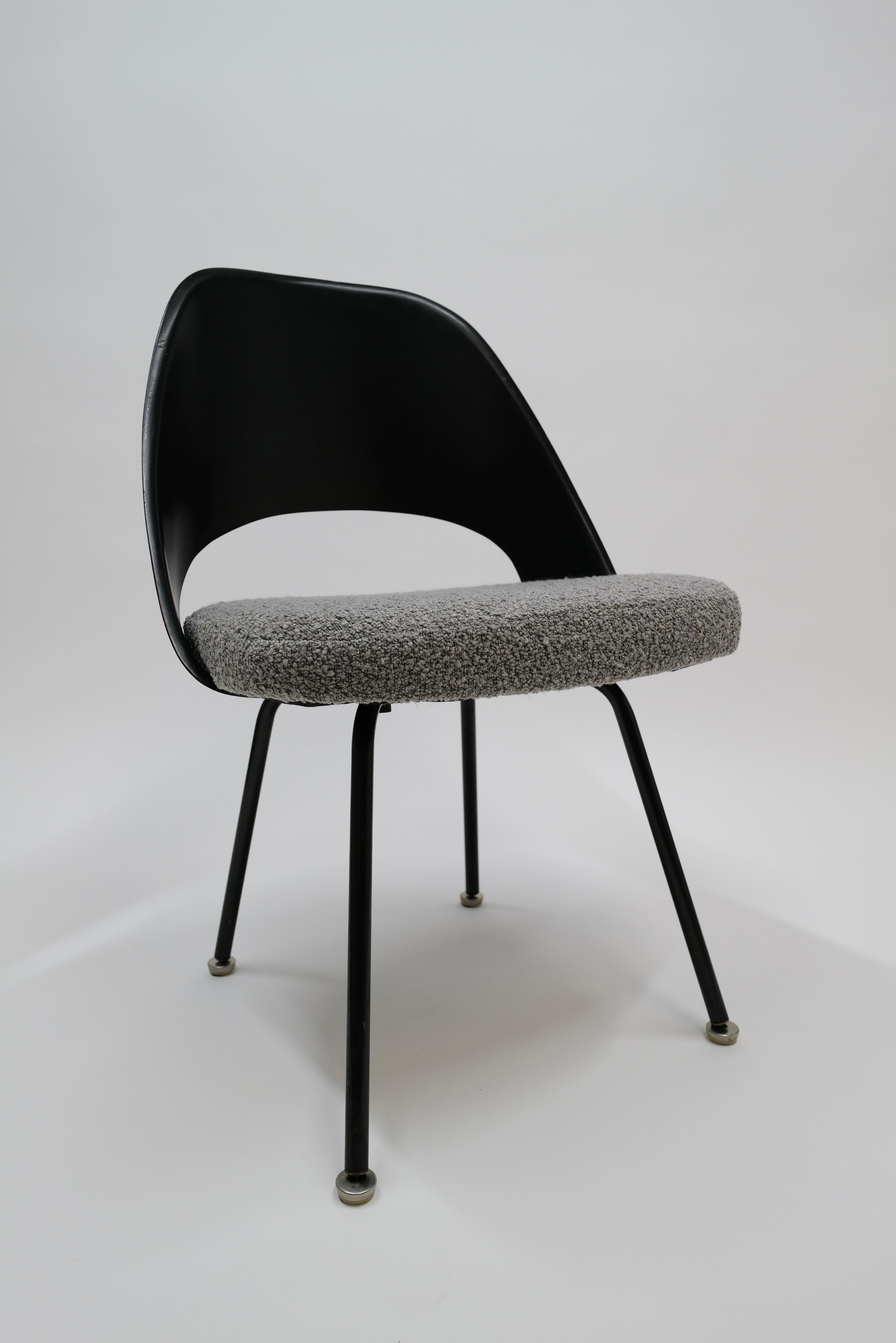 This vintage Knoll Associates executive side chair, designed by the renowned Eero Saarinen, features a distinctive fiberglass back that exudes mid-century modern charm. Reimagined with a sophisticated touch, it has been reupholstered in a delightful