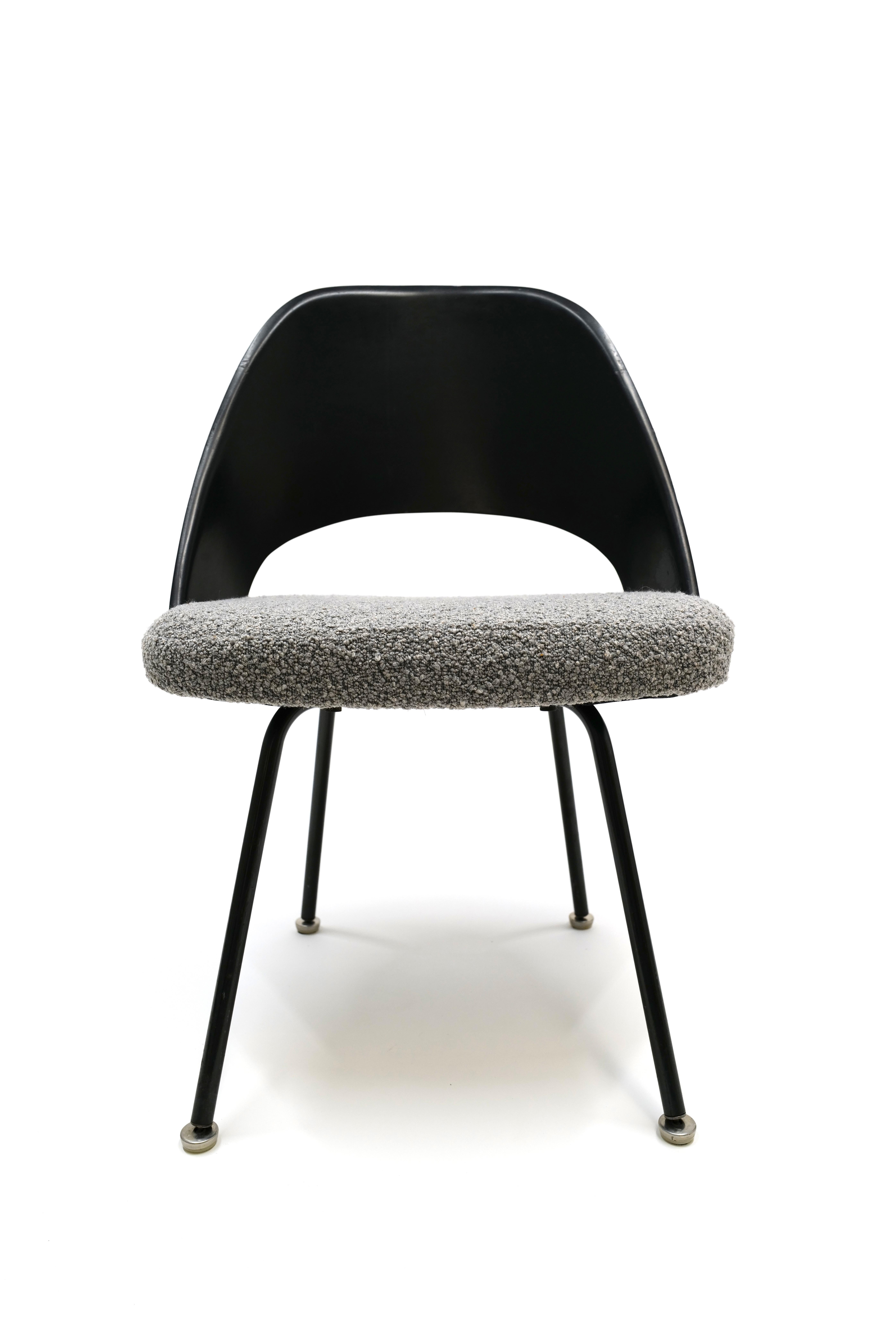 Milieu du XXe siècle Chaise d'appoint Saarinen avec dossier en fibre de verre par Knoll en vente