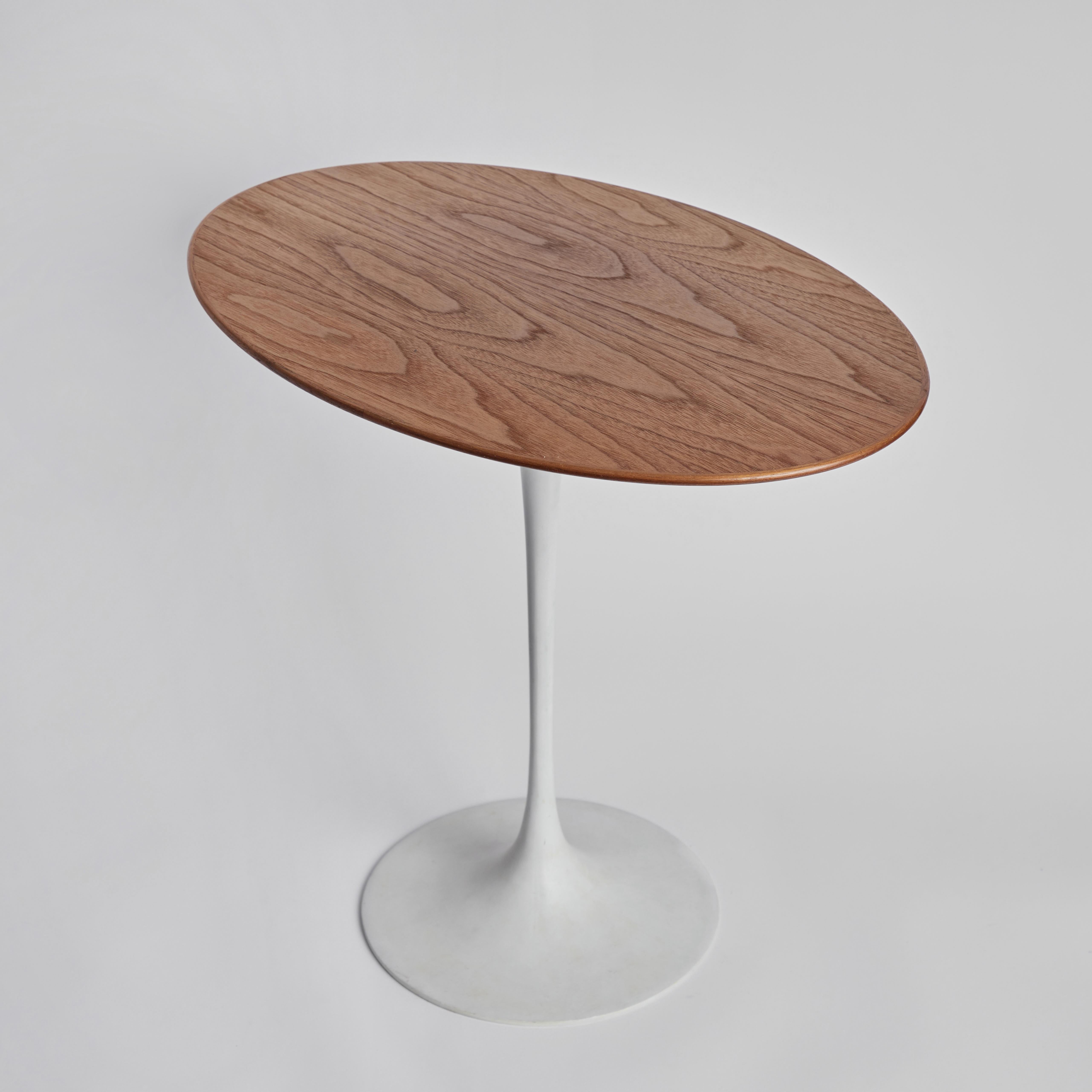 Rare 1960s Saarinen Oval Walnut Table with Early Knoll Label For Sale 4