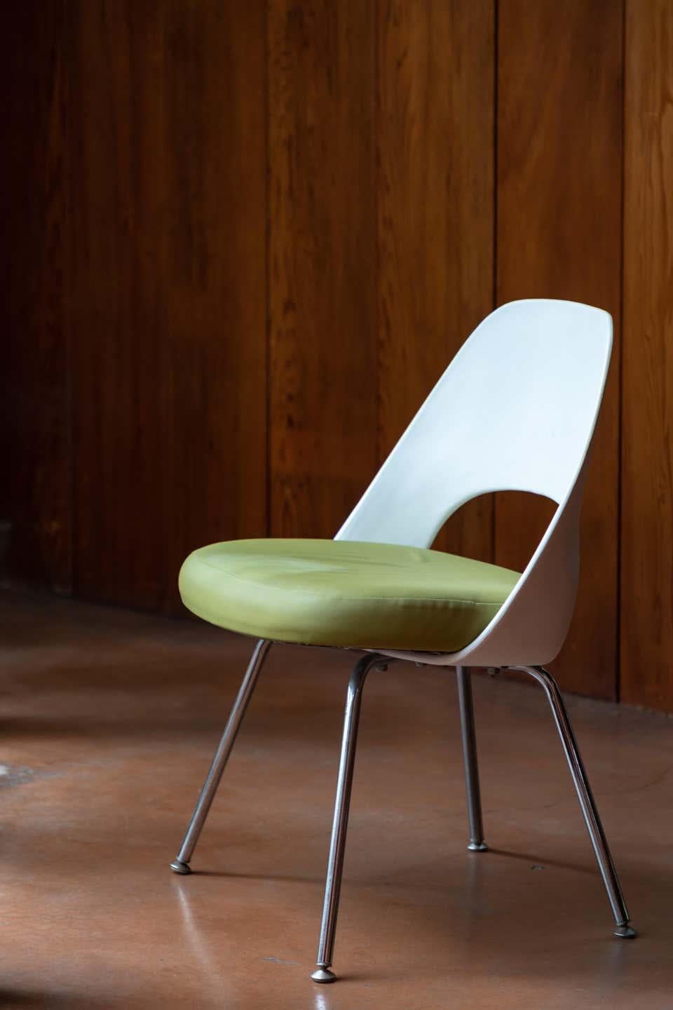 Saarinen Executive side chair with metal legs for Knoll. Originally designed in 1946, this late 1990s / early 2000s edition is executed in green and white with Knoll manufacturer's stamping in fabric on the underside of the chair. A clean and