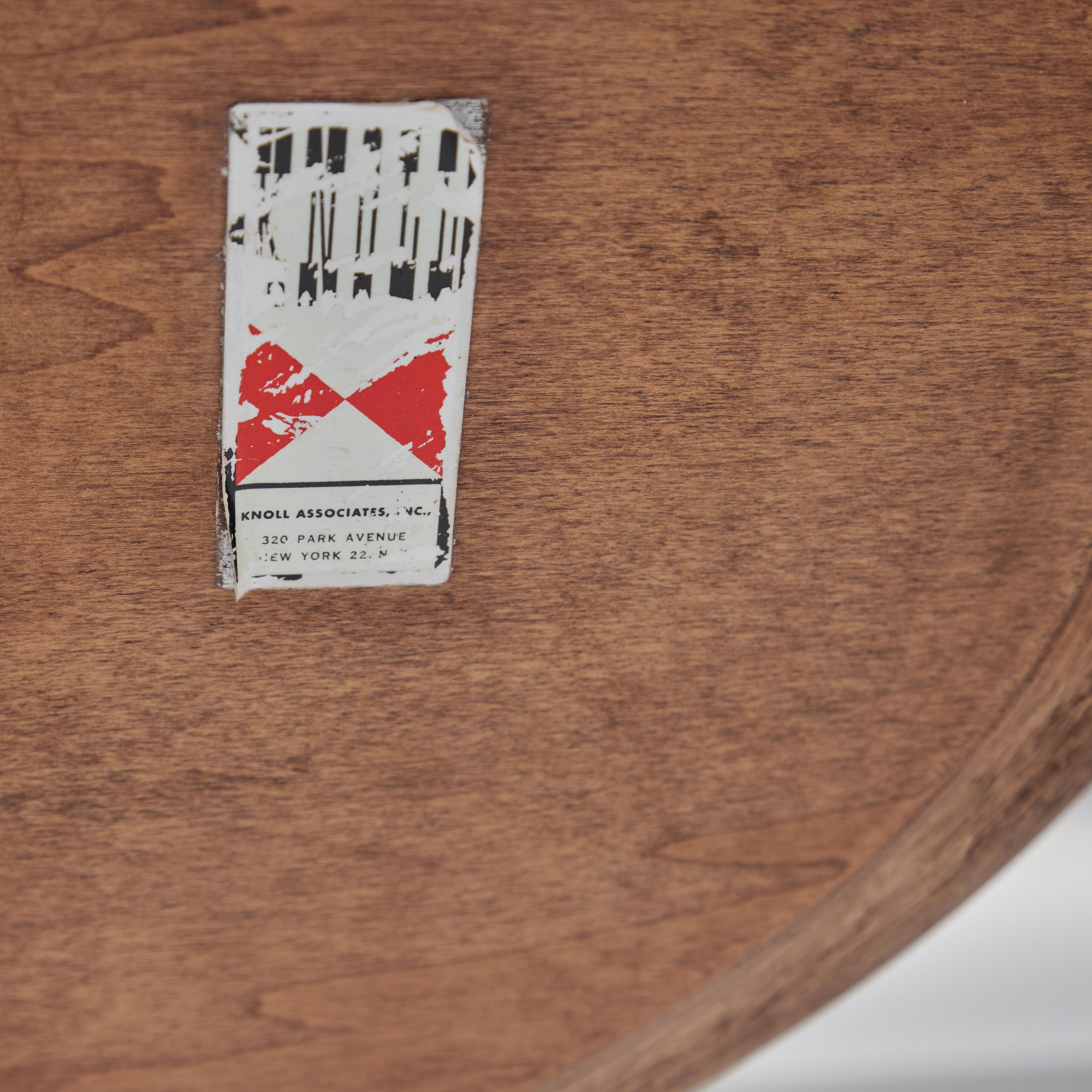 Rara mesa ovalada de nogal Saarinen de los años 60 con la etiqueta Early Knoll Moderno de mediados de siglo en venta