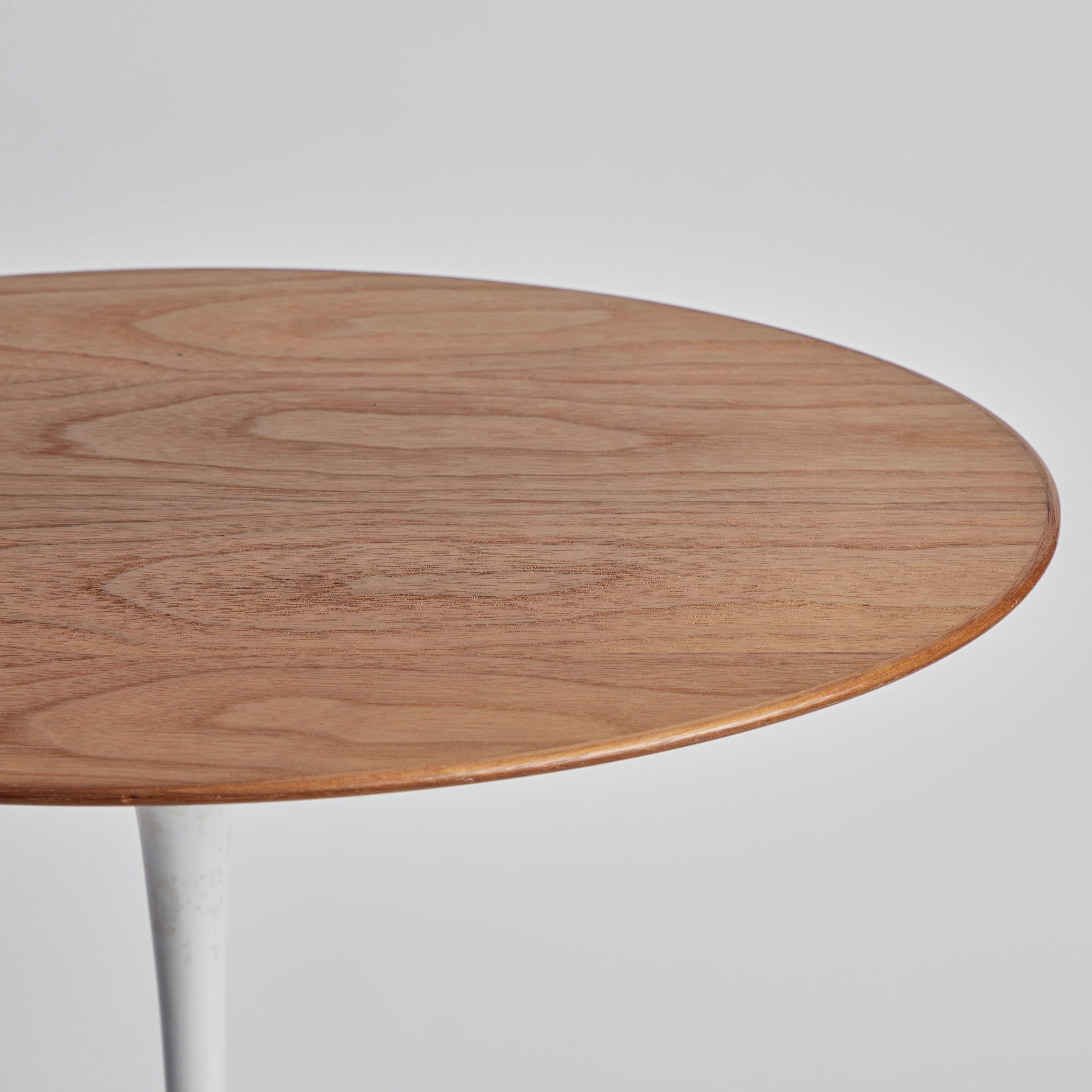 Enameled Rare 1960s Saarinen Oval Walnut Table with Early Knoll Label For Sale
