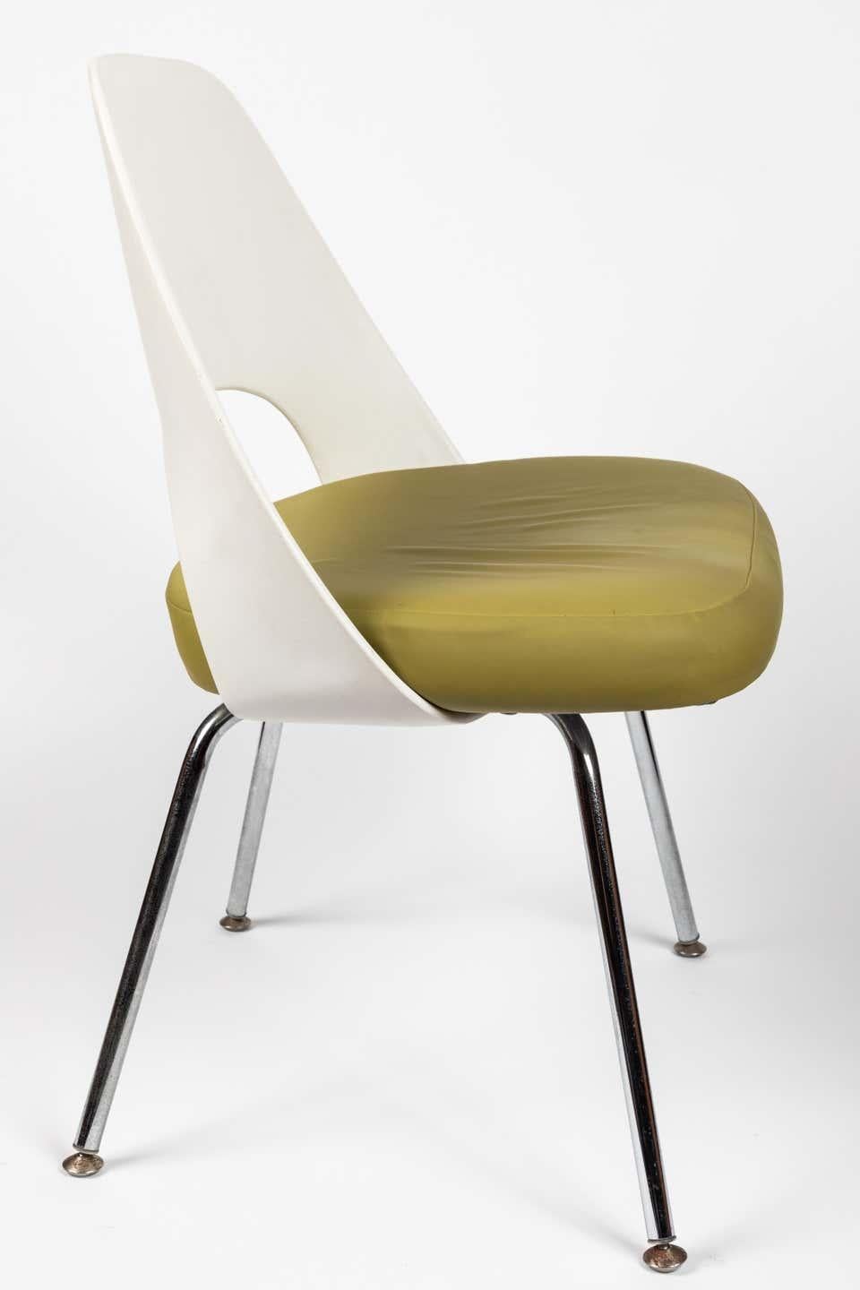 Chaise d'appoint de direction Saarinen avec pieds en métal pour Knoll Bon état - En vente à Glendale, CA