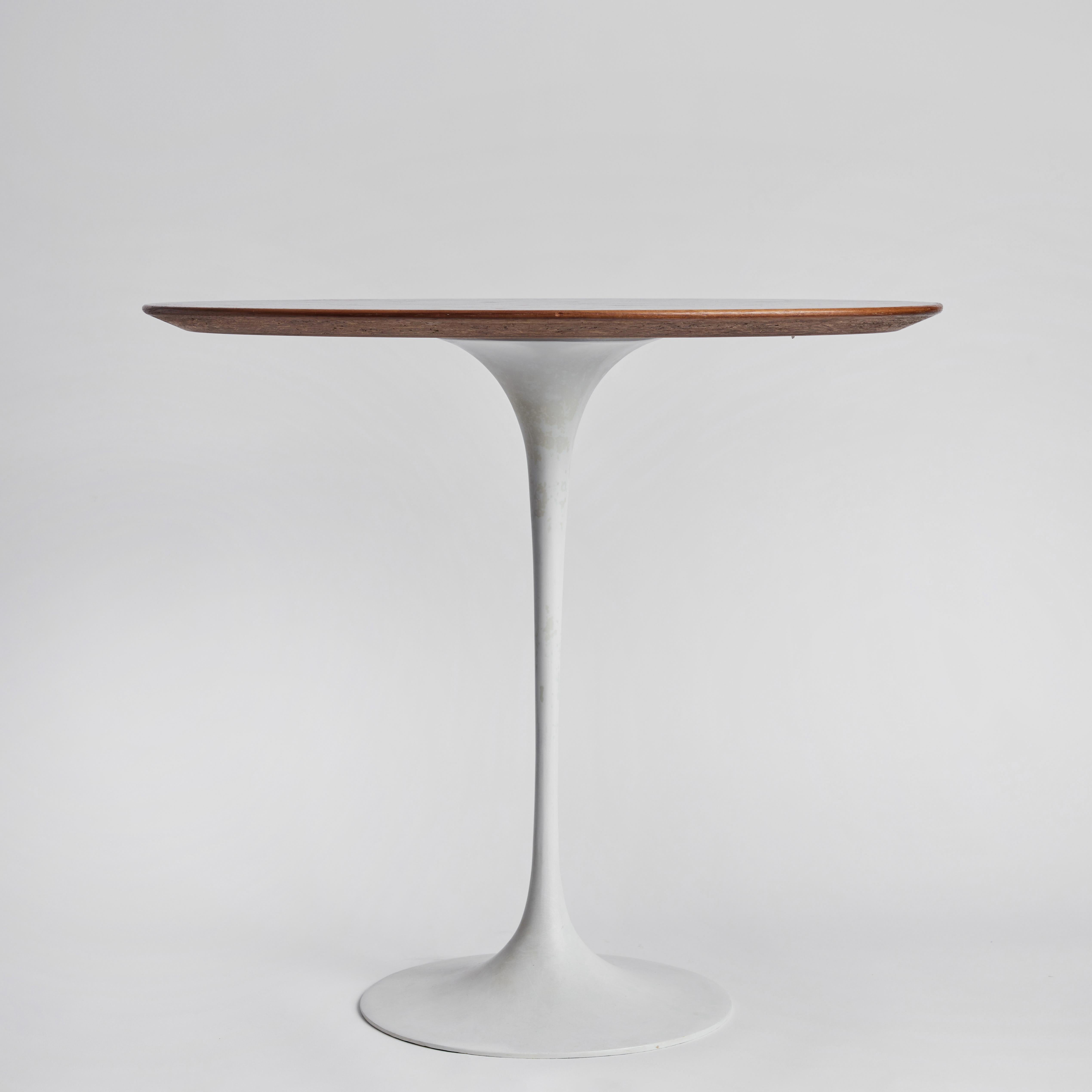 Rare table Saarinen ovale des années 1960 en noyer avec étiquette Early Knoll en vente 1