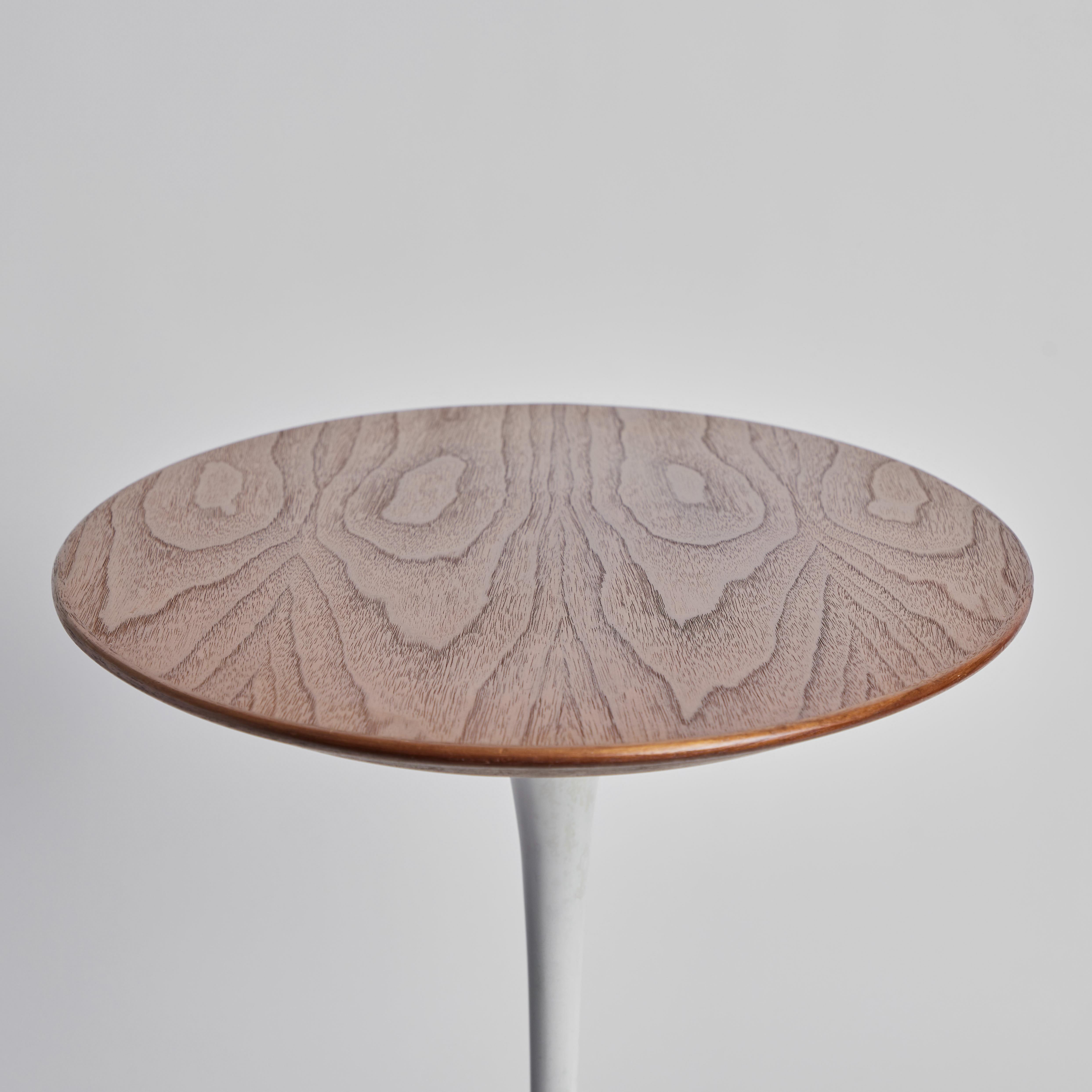 Rare table Saarinen ovale des années 1960 en noyer avec étiquette Early Knoll en vente 4