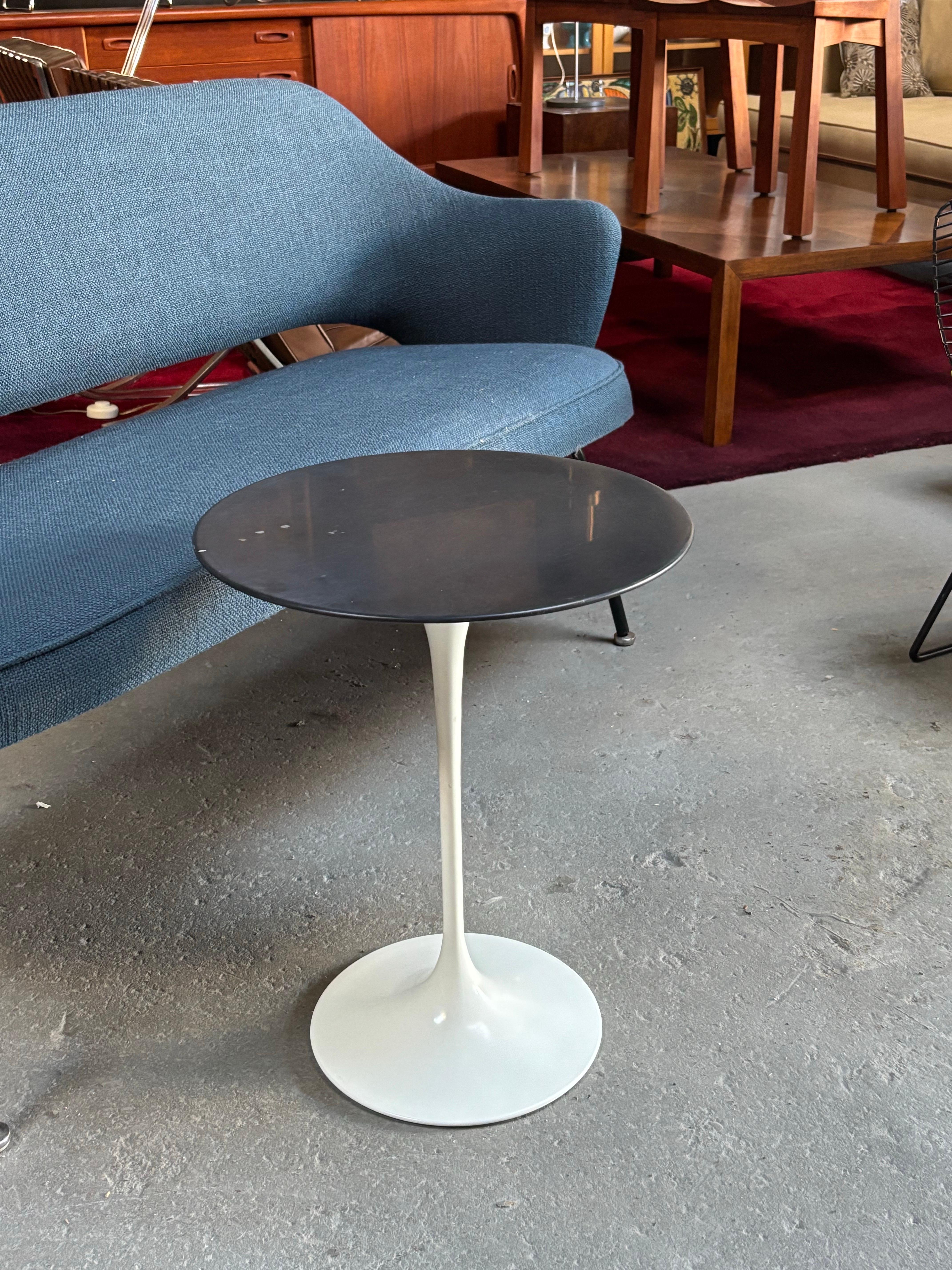 Saarinen for Knoll 16 Tulip Table in Black Nero Marquina Satin en vente 2