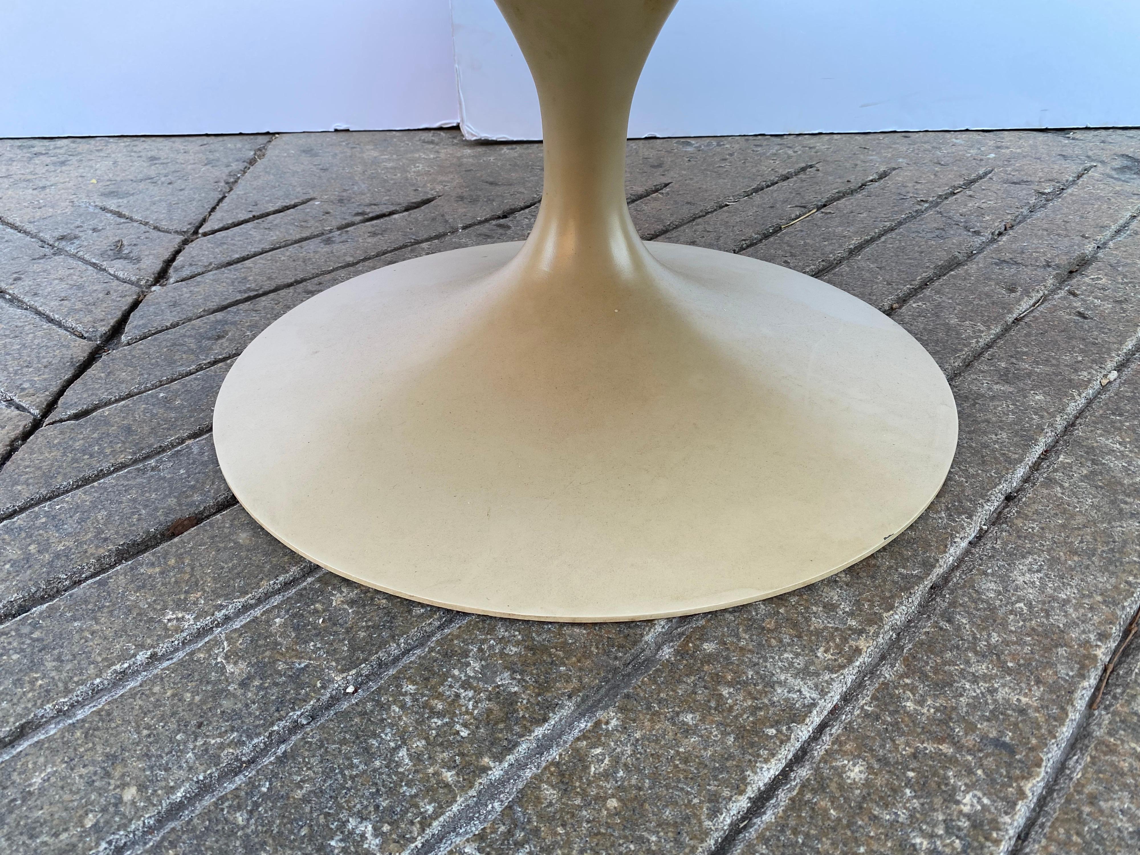 Mid-Century Modern Table basse ronde en noyer Saarinen for Knoll