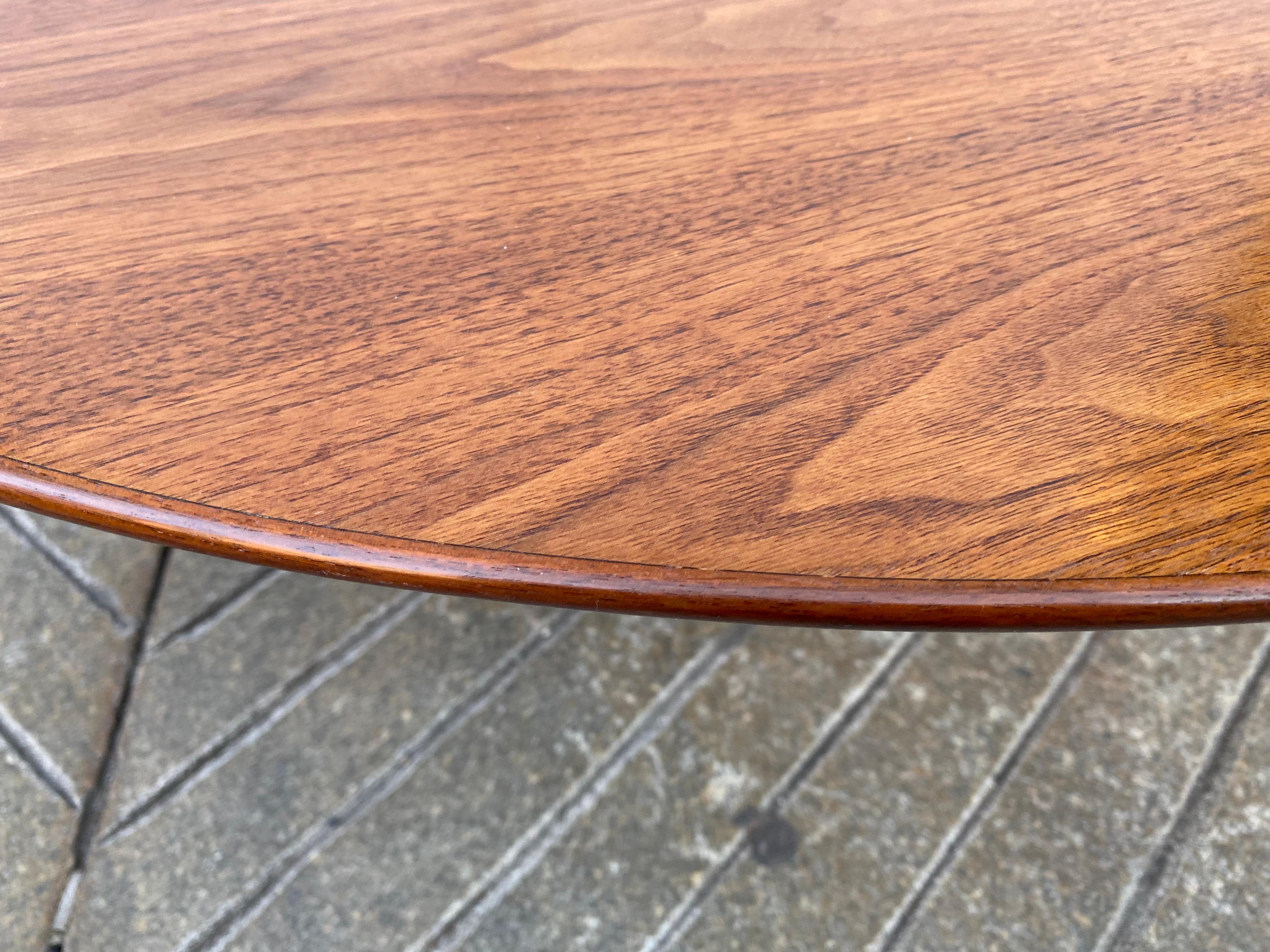 Saarinen for Knoll Round Walnut Coffee Table In Good Condition In Philadelphia, PA