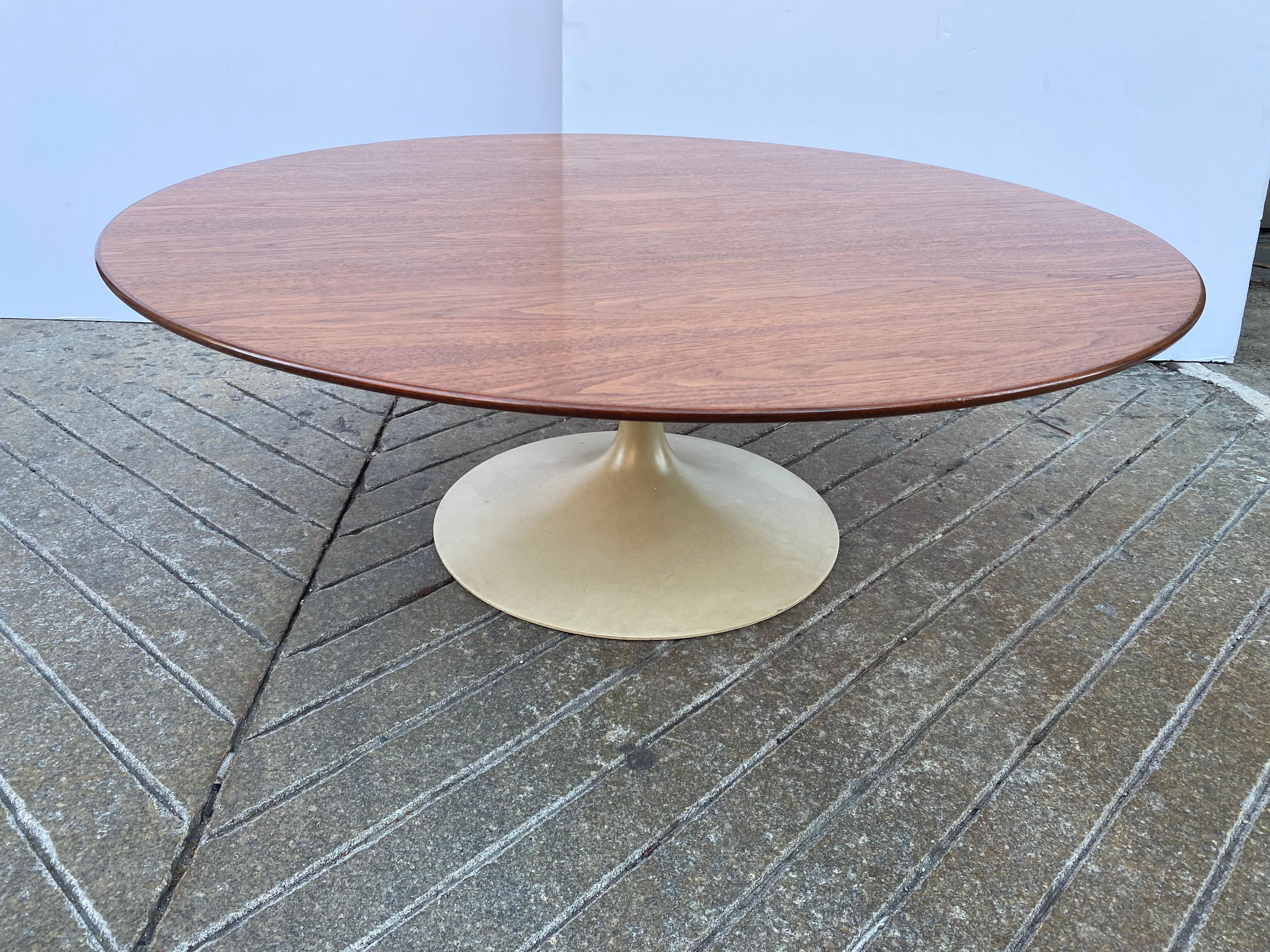 Aluminium Table basse ronde en noyer Saarinen for Knoll