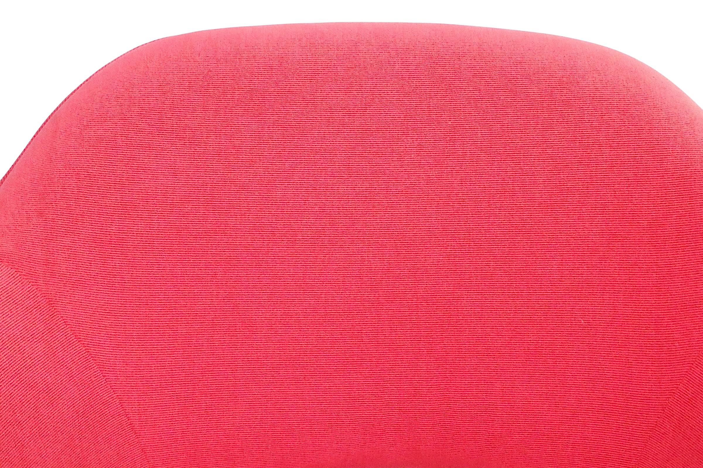 Saarinen for Knoll Executive Chair in Vibrant Red Upholstery c. 1970's en vente 3