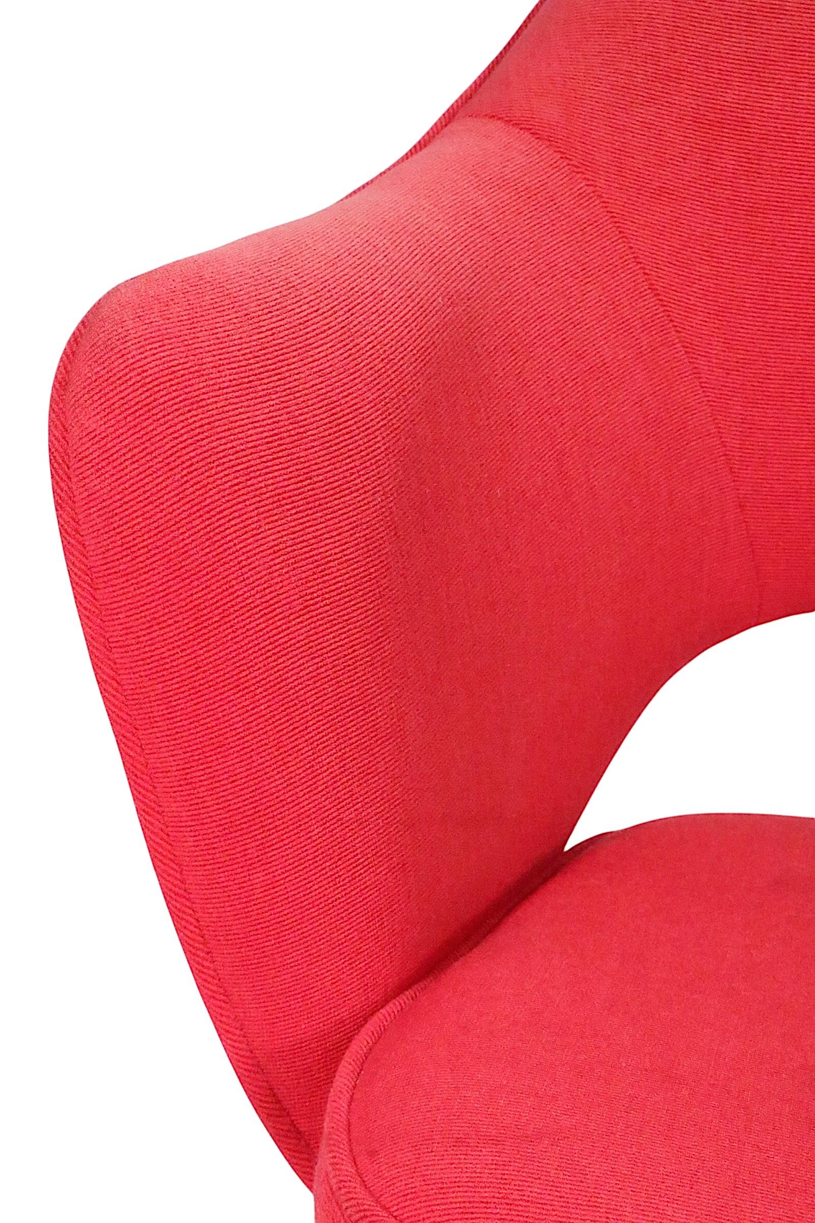 Saarinen for Knoll Executive Chair in Vibrant Red Upholstery c. 1970's en vente 4