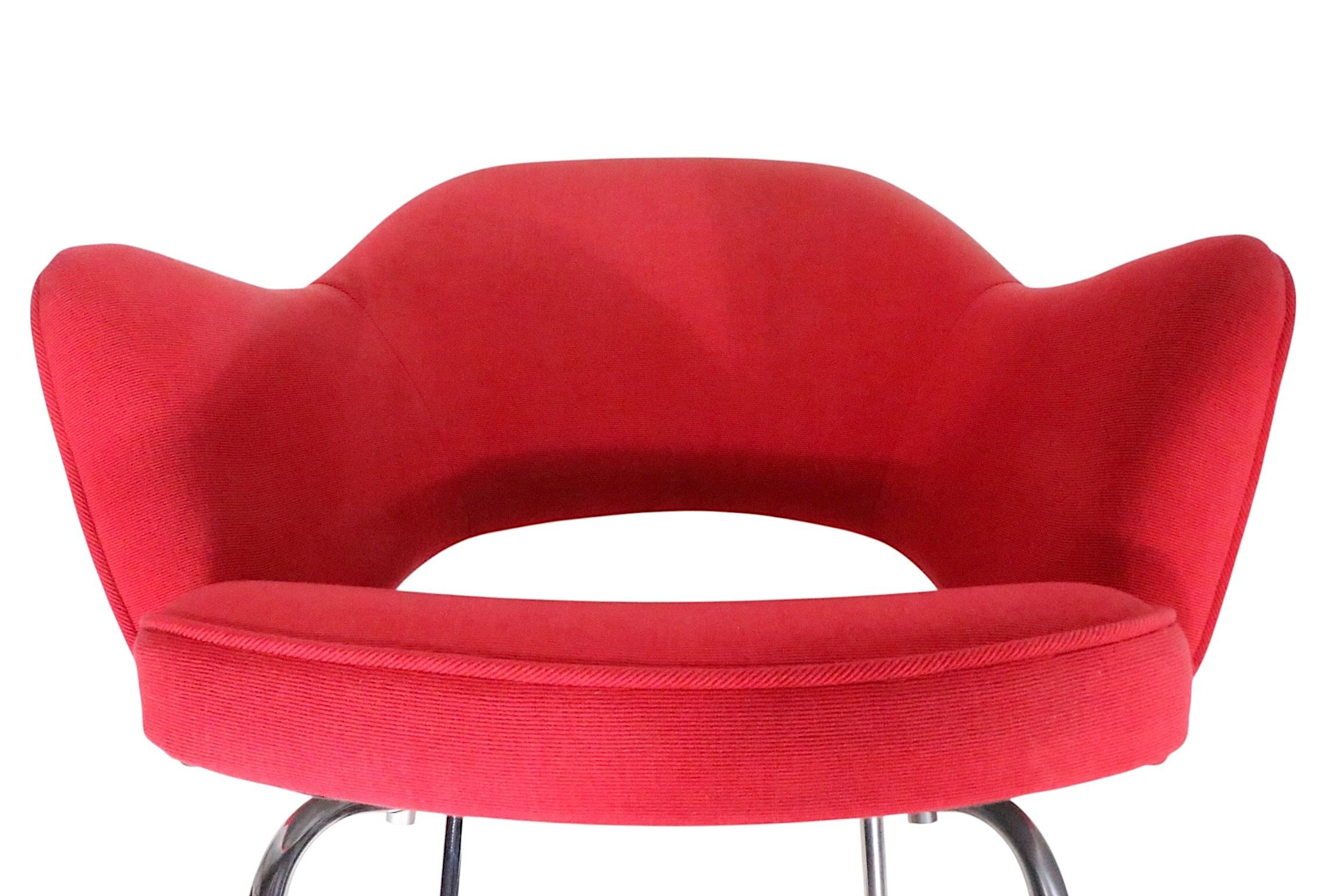 Saarinen for Knoll Executive Chair in Vibrant Red Upholstery c. 1970's en vente 6
