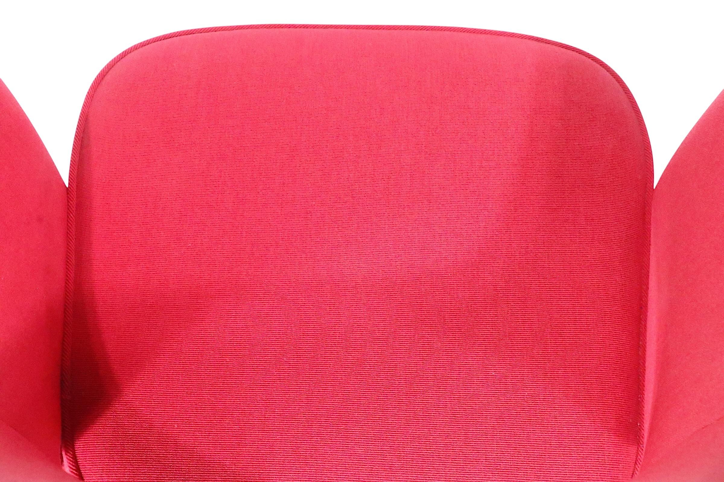 Iconique fauteuil de direction d'Icone, recouvert d'une tapisserie rouge inhabituelle, sur des pieds en métal brillant. Cet exemplaire est en très bon état, original, propre et prêt à l'emploi, ne présentant qu'une légère usure cosmétique, normale