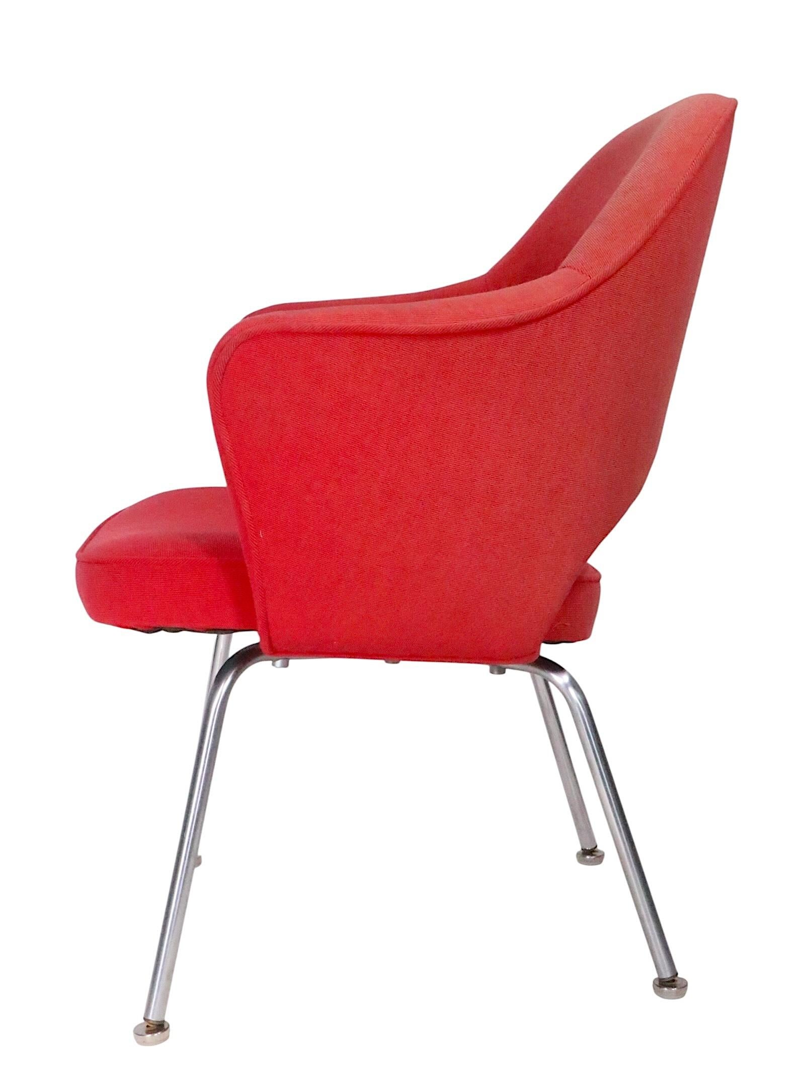Mid-Century Modern Saarinen for Knoll Executive Chair in Vibrant Red Upholstery c. 1970's en vente