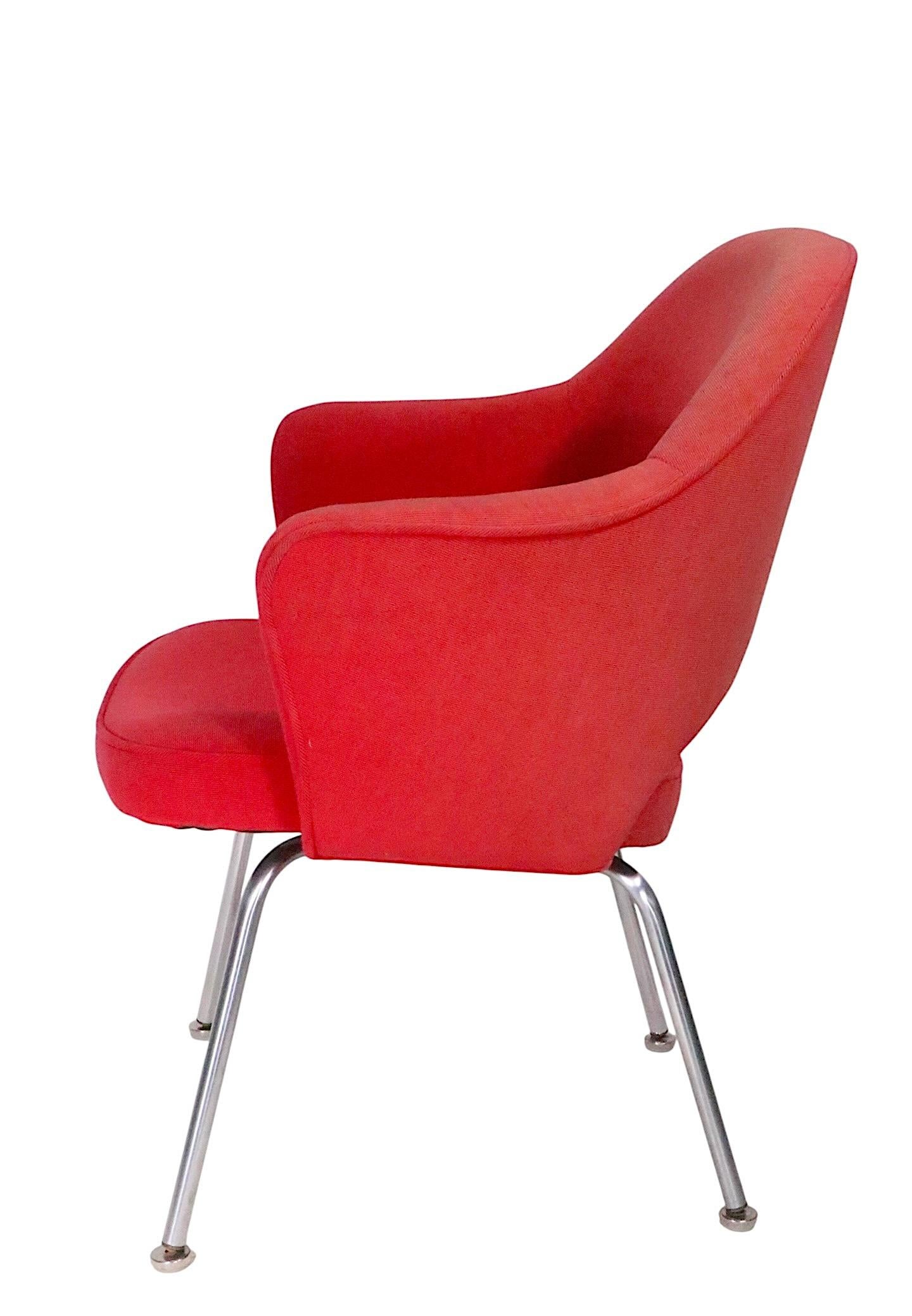 Américain Saarinen for Knoll Executive Chair in Vibrant Red Upholstery c. 1970's en vente