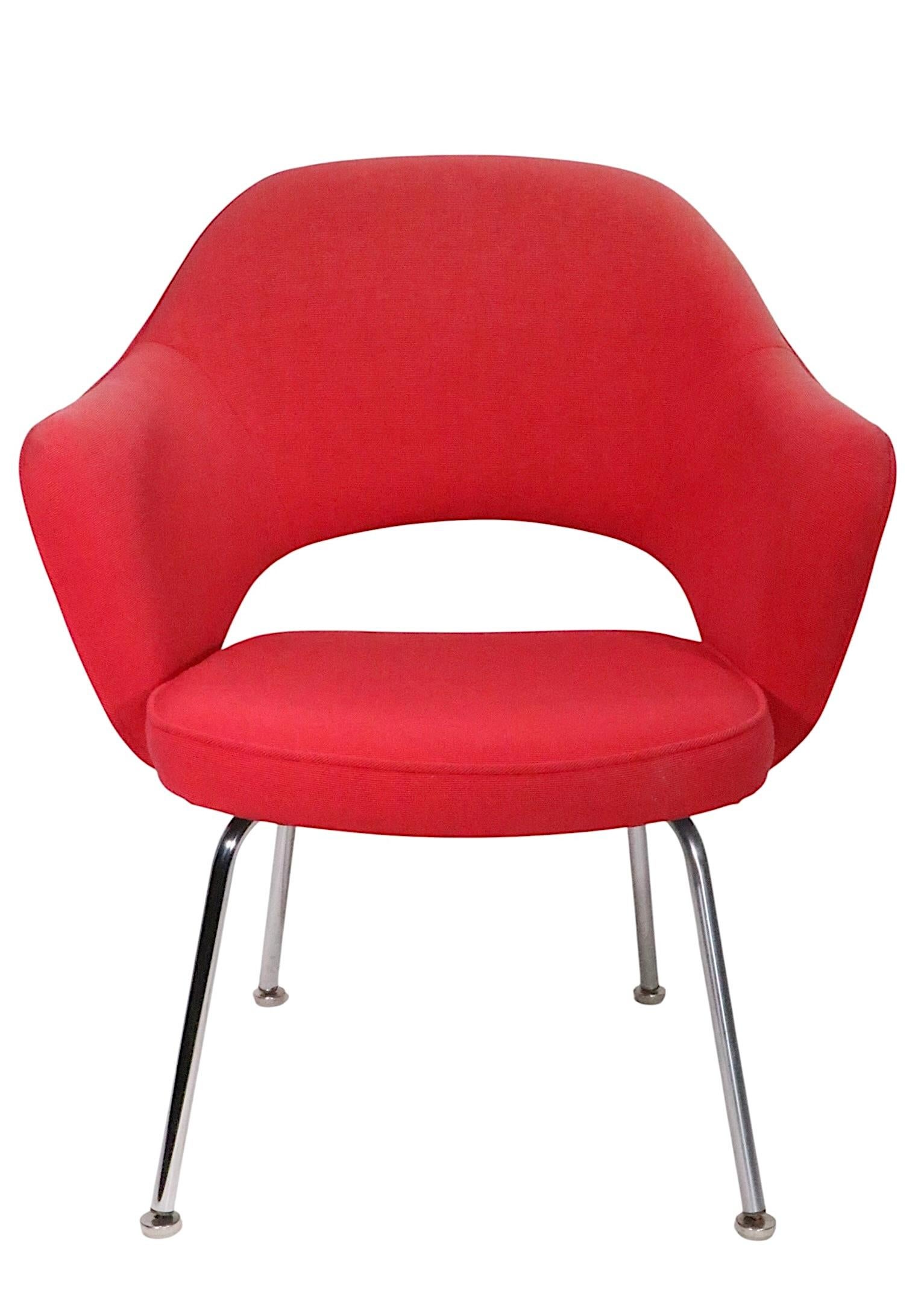 Saarinen for Knoll Executive Chair in Vibrant Red Upholstery c. 1970's Bon état - En vente à New York, NY