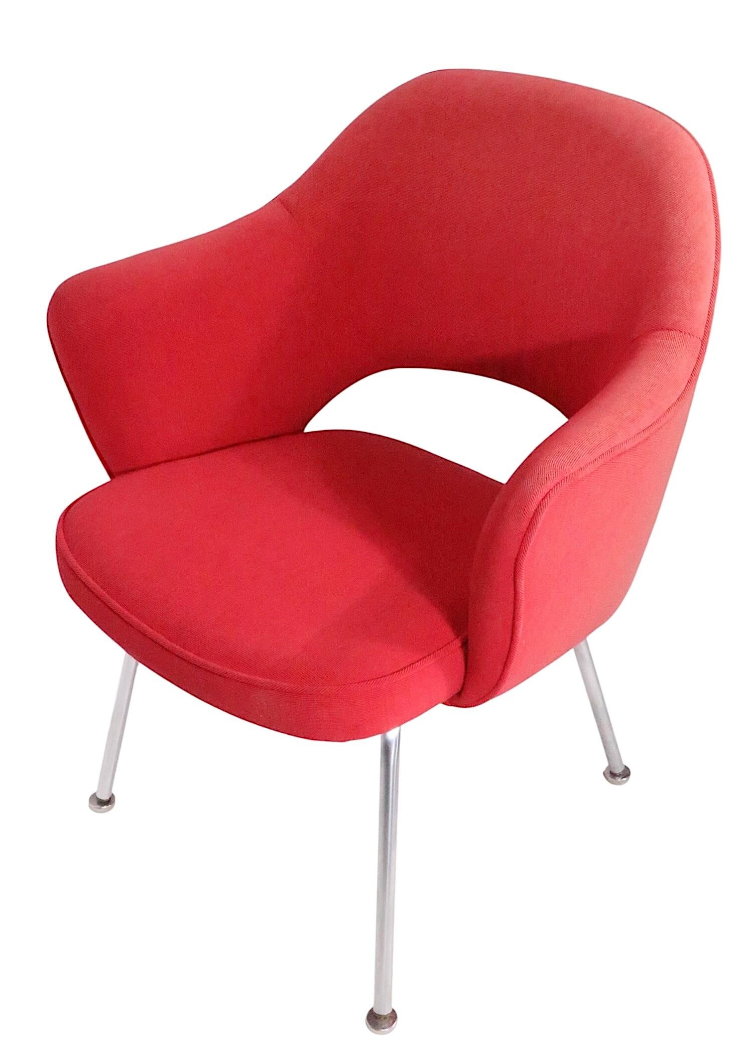 20ième siècle Saarinen for Knoll Executive Chair in Vibrant Red Upholstery c. 1970's en vente