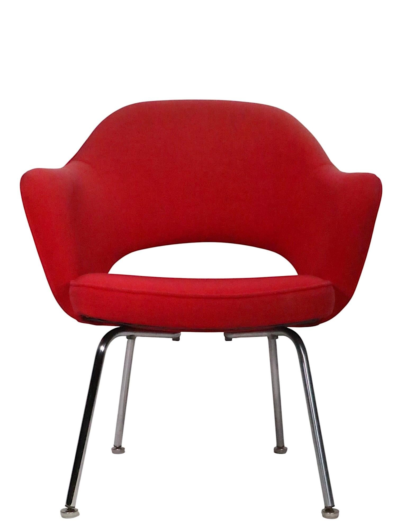 Saarinen for Knoll Executive Chair in Vibrant Red Upholstery c. 1970's en vente 1