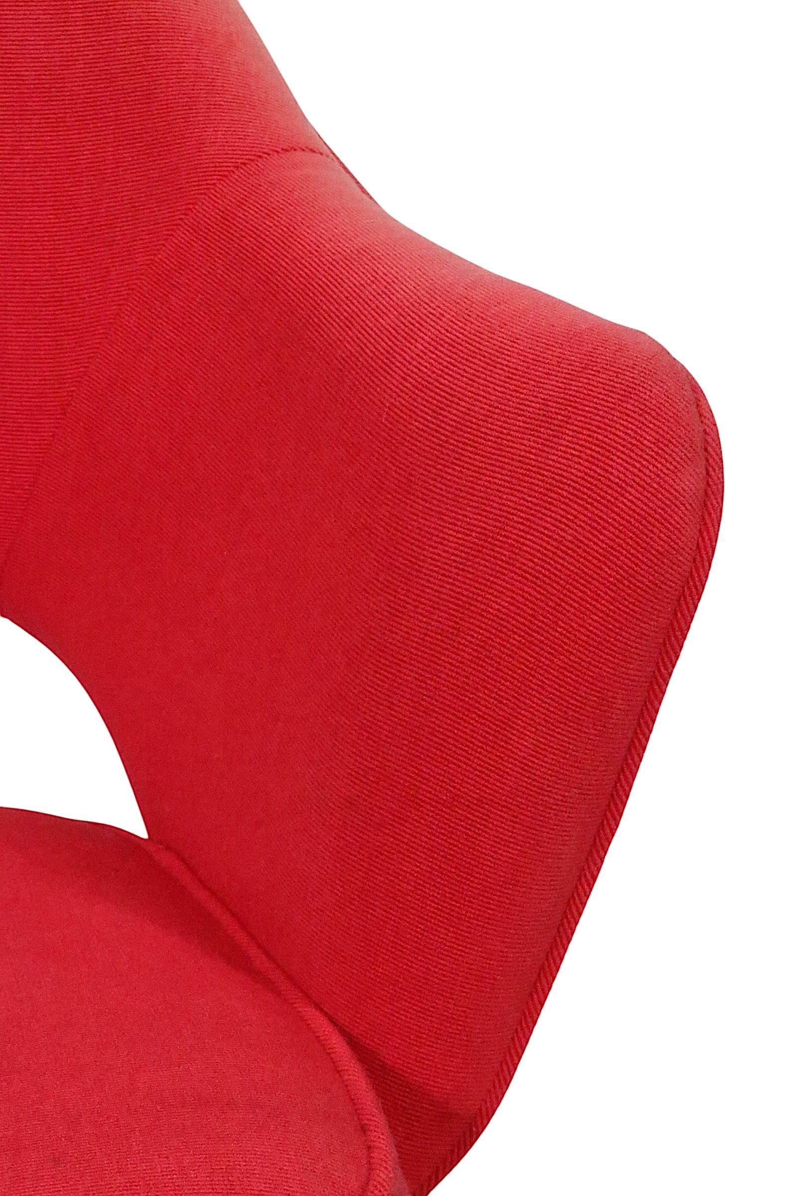 Saarinen for Knoll Executive Chair in Vibrant Red Upholstery c. 1970's en vente 2