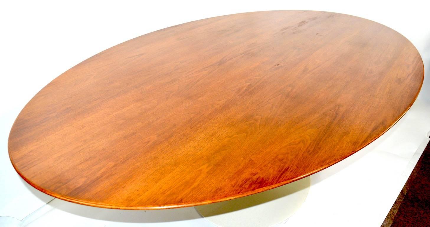 Classic Saarinen for Knoll oval walnut top, cast base Tulip dining table. Hard to find the large oval examples, this one is in very good, original, clean ready to use condition. The wood top shows some cosmetic wear, normal and consistent with age.
