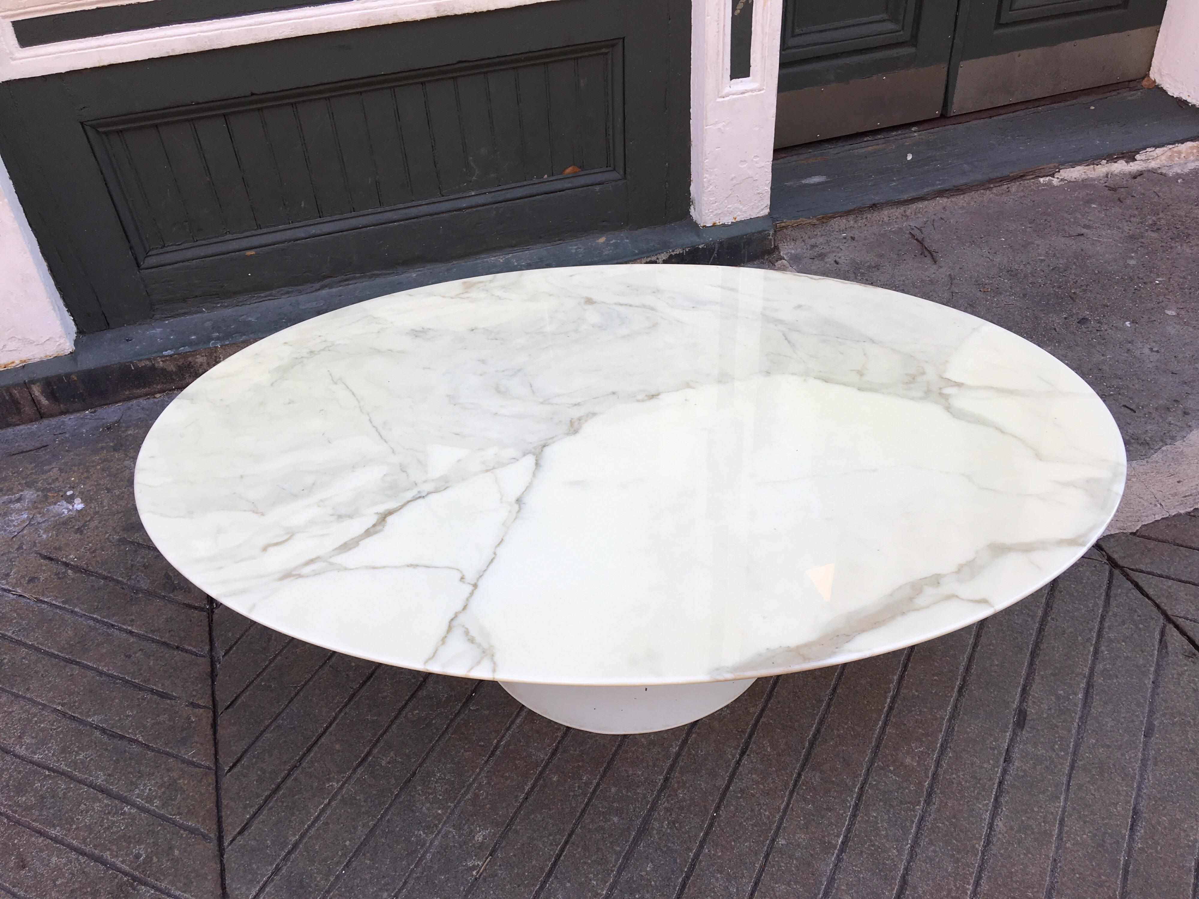 Beautiful original condition Saarinen for Knoll oval marble coffee table from the 1960s.
