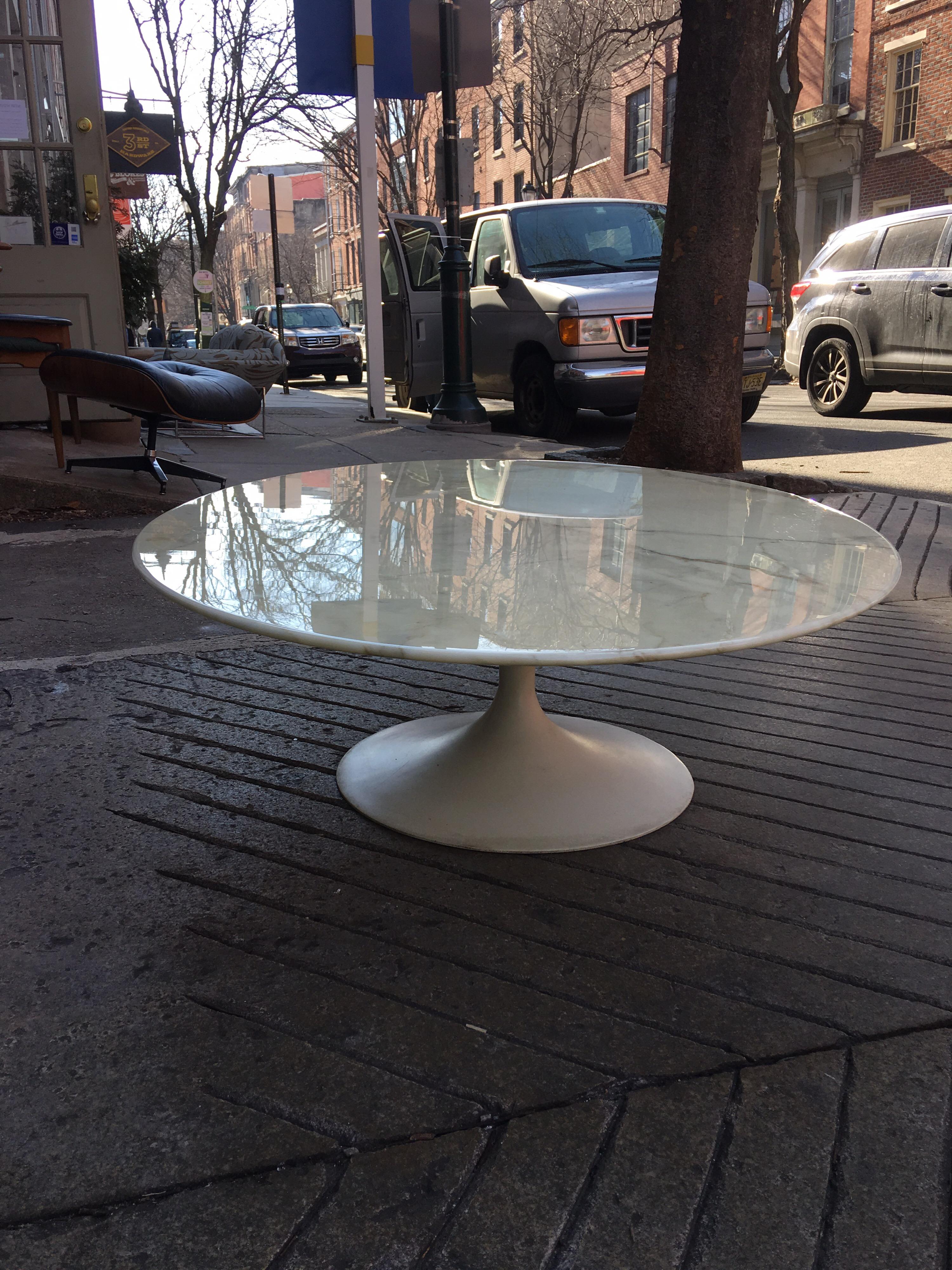 Saarinen for Knoll Oval Marble Coffee Table In Good Condition In Philadelphia, PA