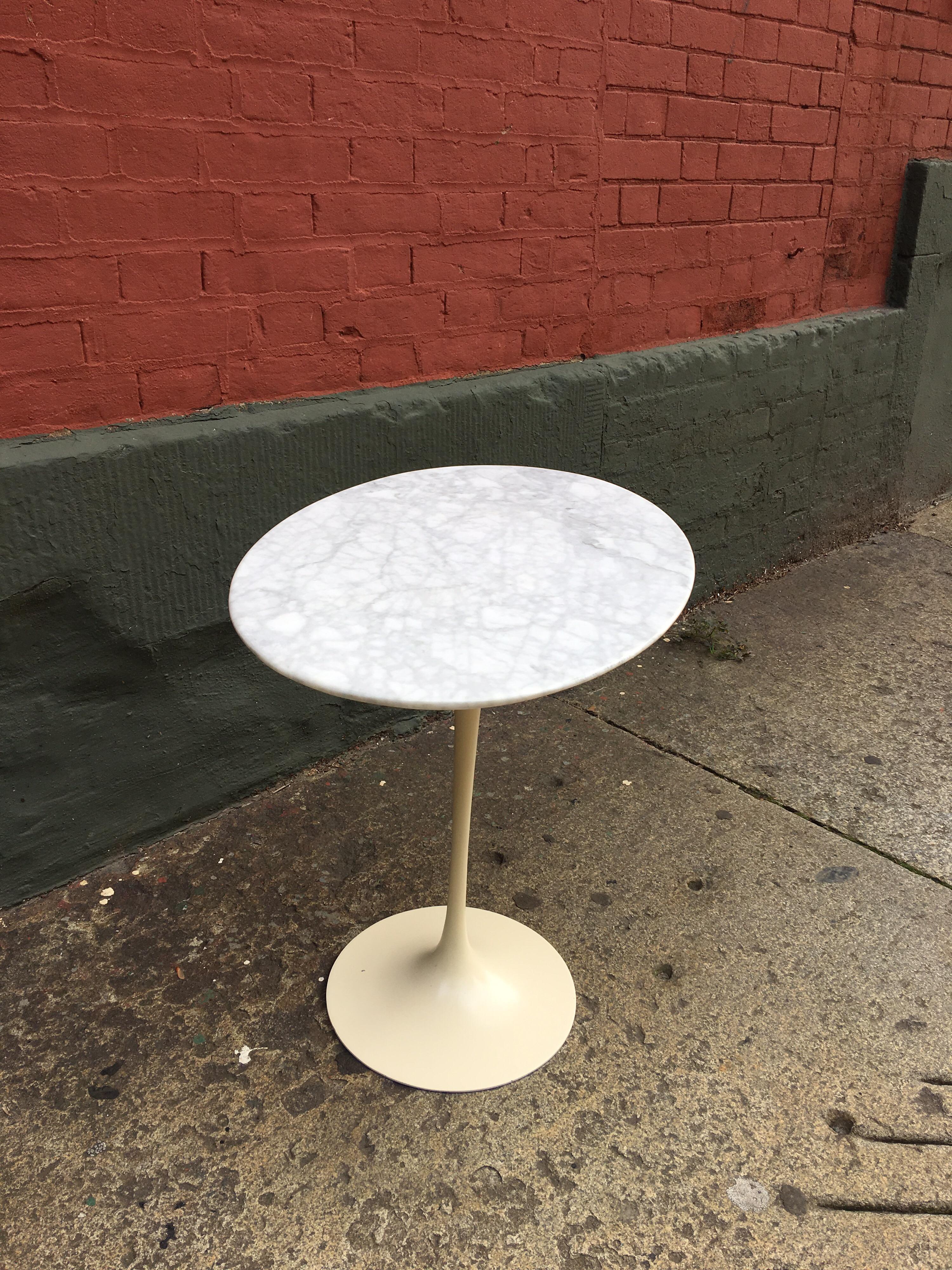Classic Saarinen Tulip table in the Oval Design for Knoll! White marble with cream repainted base. Great size easy to use in multiple places!
