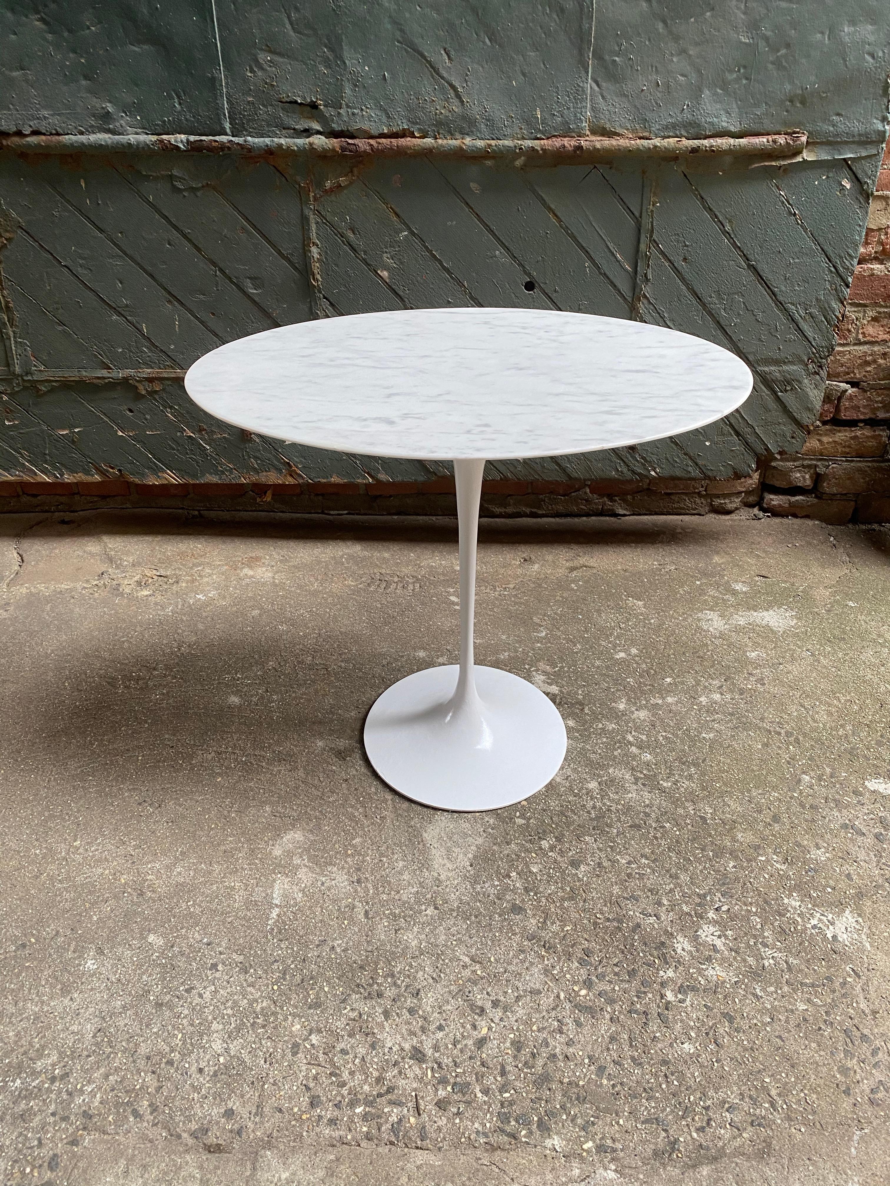 Eero Saarinen for Knoll ovoid white marble top tulip base end table. White bevel edge marble with gray veining. A nice example originally purchased in 1968. 

The oval marble top measures 15