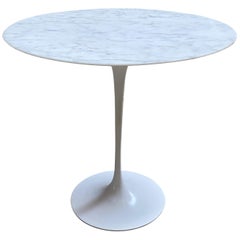 Saarinen for Knoll Table d'extrémité à base de tulipe en marbre ovoïde