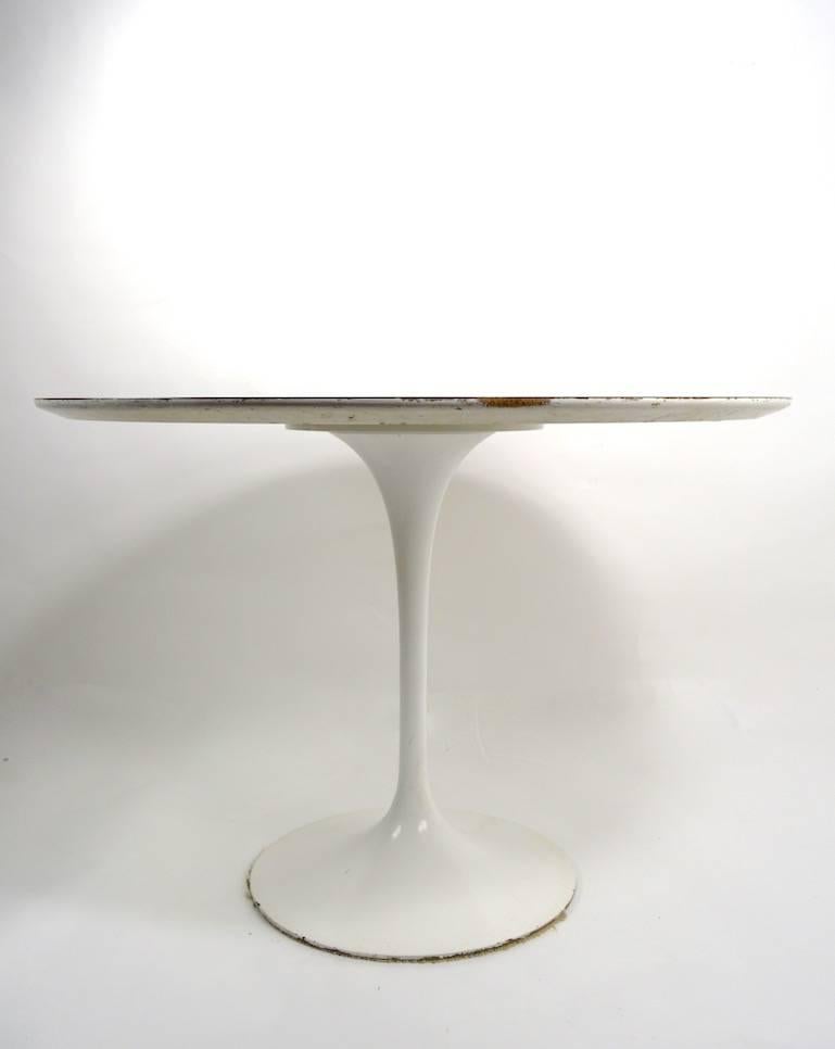 Nice early Saarinen design for Knoll tulip dining table. This example has the 575 Madison Ave Knoll address, it is in very good original condition, showing only light cosmetic wear, normal and consistent with age. Modern design classic, iconic form,