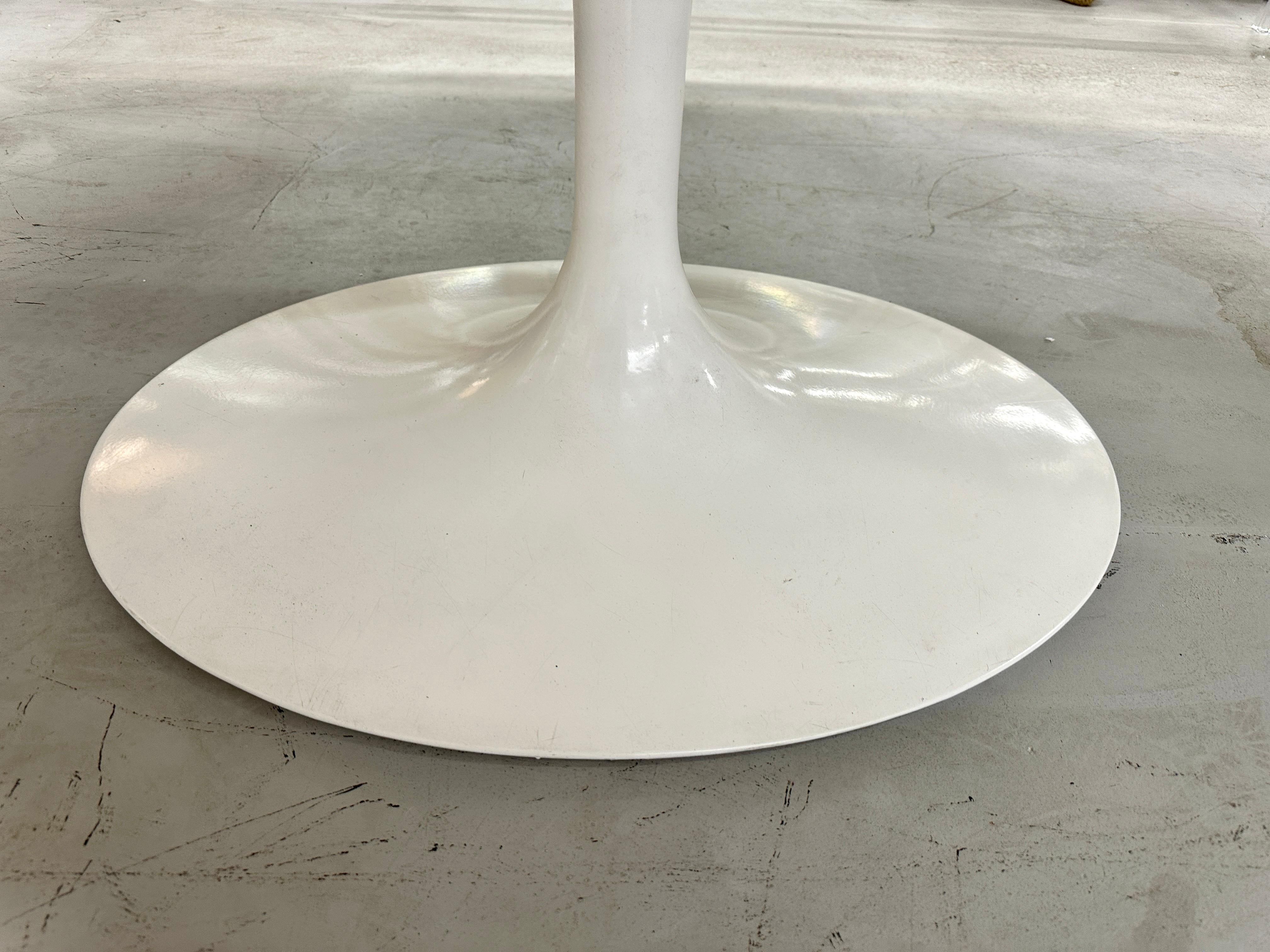 Table de salle à manger tulipe ovale en marbre blanc Saarinen pour Knoll  en vente 3