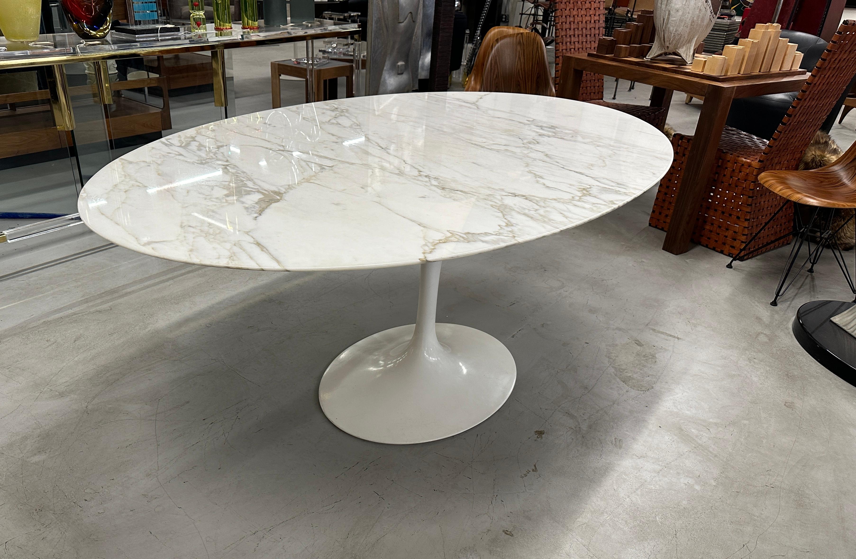 Américain Table de salle à manger tulipe ovale en marbre blanc Saarinen pour Knoll  en vente