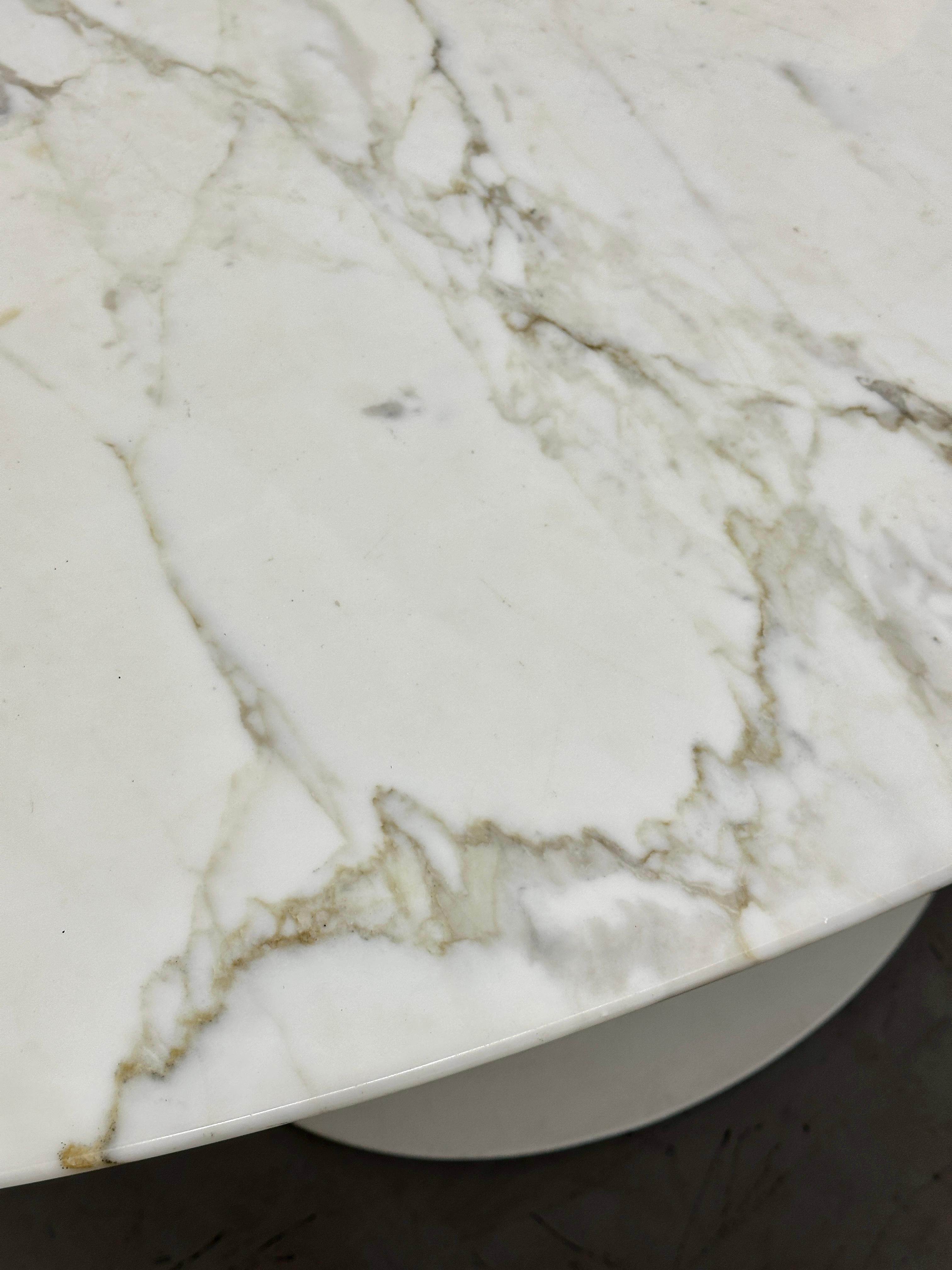 Fait main Table de salle à manger tulipe ovale en marbre blanc Saarinen pour Knoll  en vente