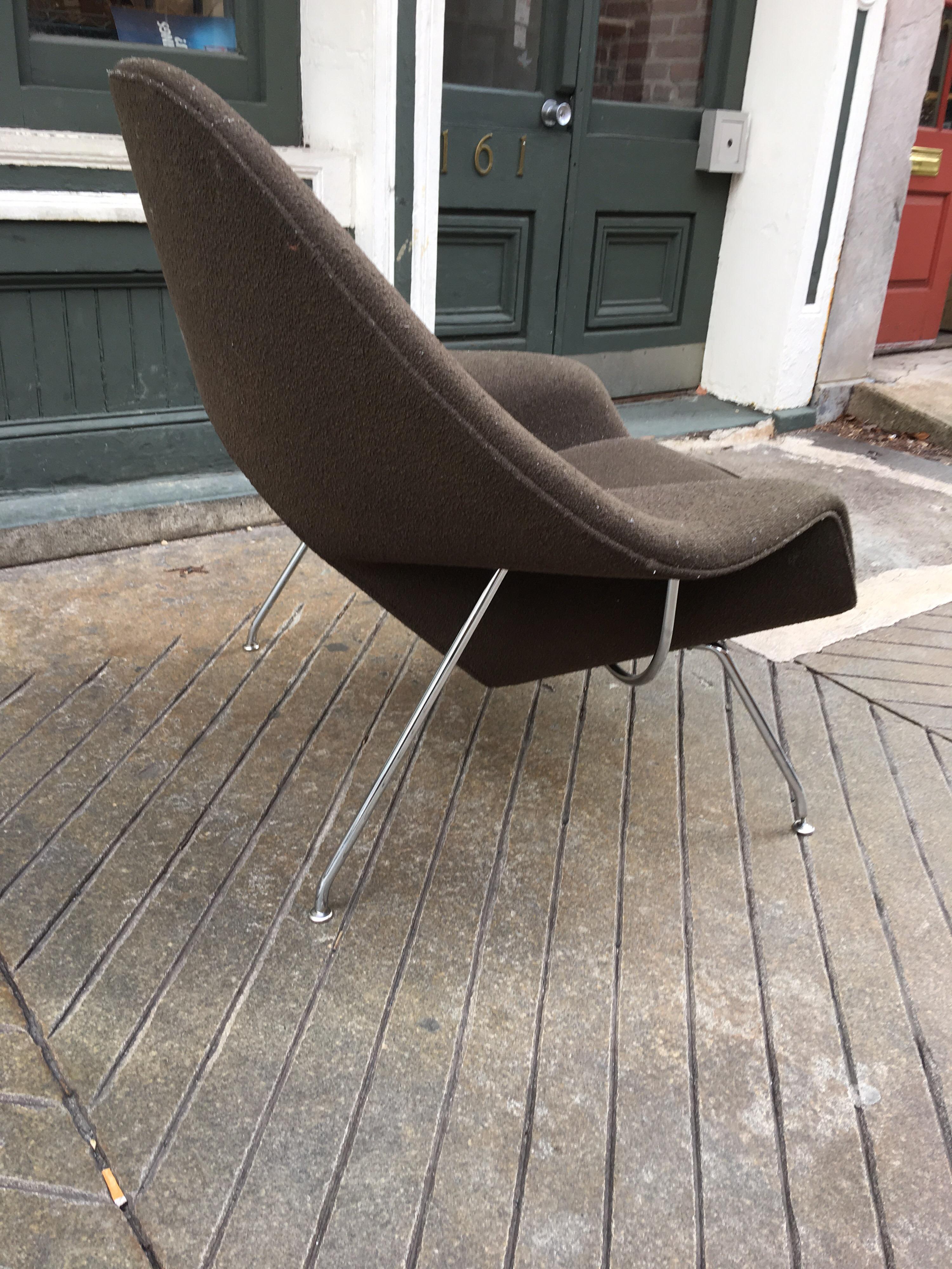 Saarinen for Knoll Womb Chair in Brown Boucle In Good Condition In Philadelphia, PA