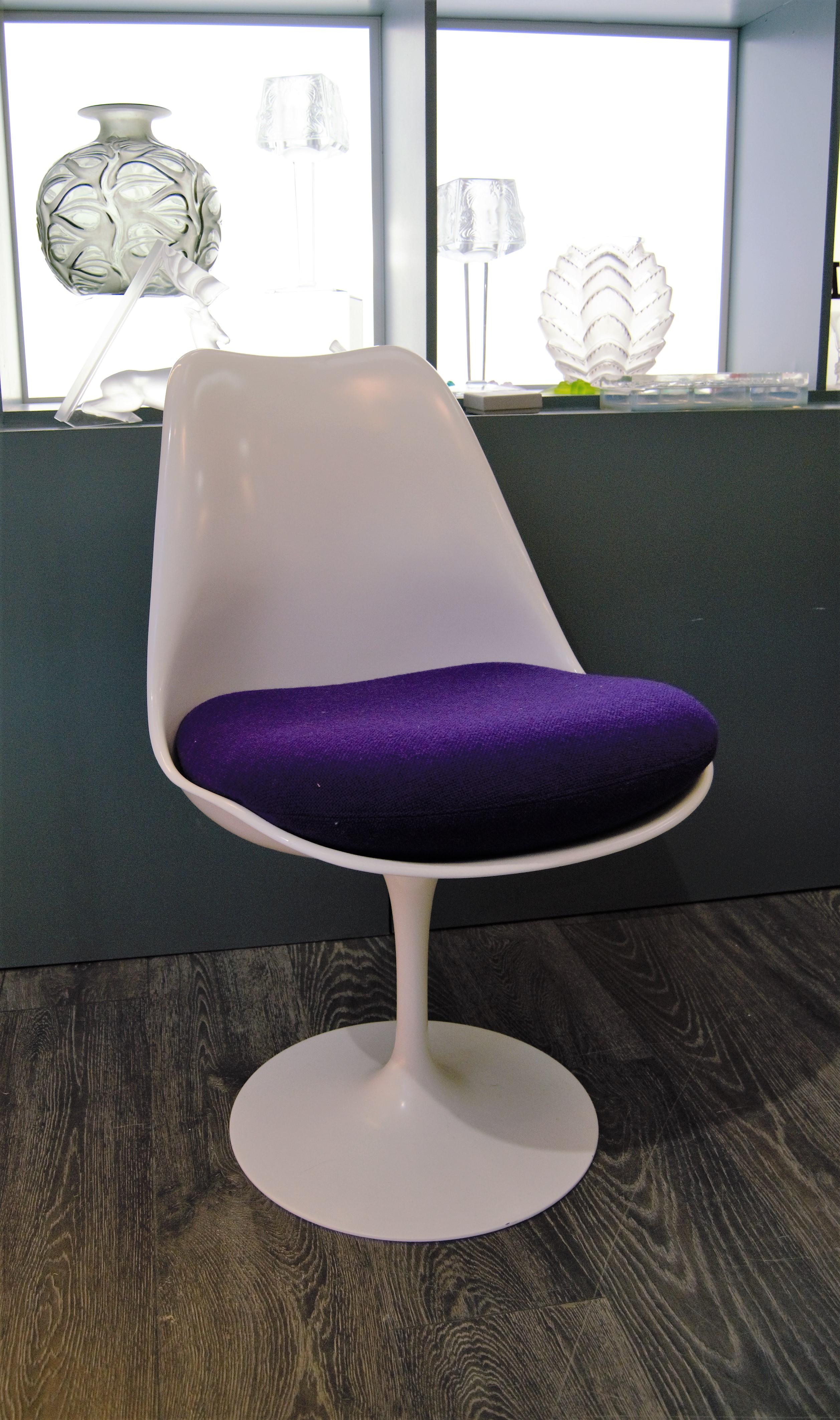 Eero Saarinen (1910-1961) and Knoll International

The tulip chair was designed by Eero Saarinen in 1955-1956 for the Knoll Company of New York City.

Chair model tulip - Knoll 
The shell is in white lacquered fiberglass, no rotating base in cast