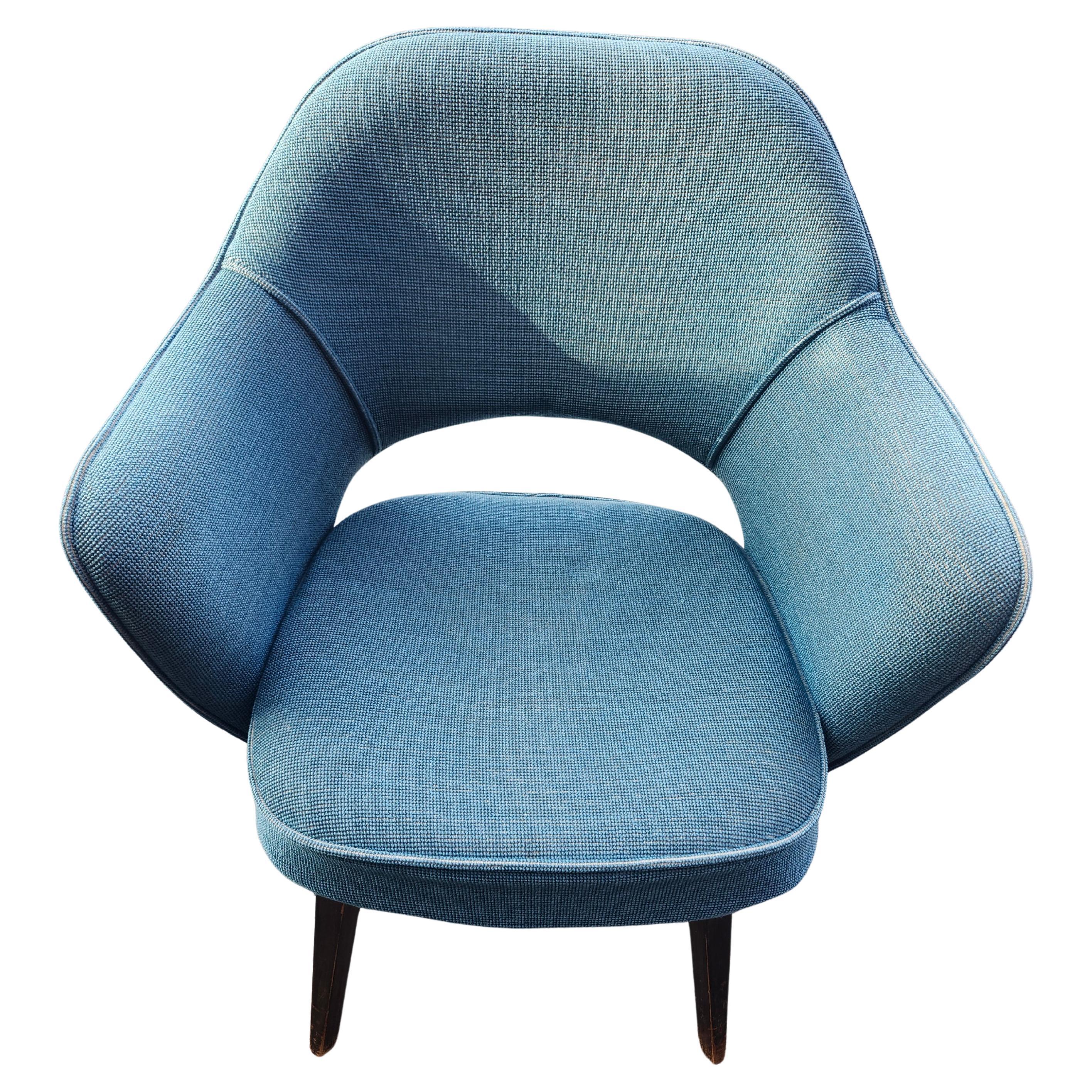 Fabrice sedia direzionale in condizioni originali con il tessuto Knoll knobby in blu. È raro trovare le gambe originali in legno di Saarinen del 1952. In eccellenti condizioni vintage con un'usura minima,  usura della finitura sulle punte delle